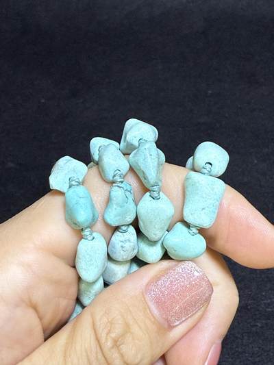 创汇时期高瓷蓝松石项链，为湖北国营的老矿松石开采打磨后全部由北京首饰厂包销出口，纯天然，都是不可再生了，品相完美。尺寸取其中之一，手捻清脆瓷度极别高！