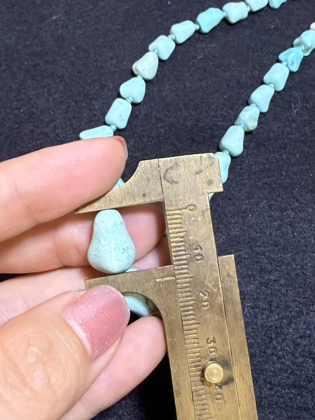 创汇时期高瓷蓝松石项链，为湖北国营的老矿松石开采打磨后全部由北京首饰厂包销出口，纯天然，都是不可再生了，品相完美。尺寸取其中之一，手捻清脆瓷度极别高！