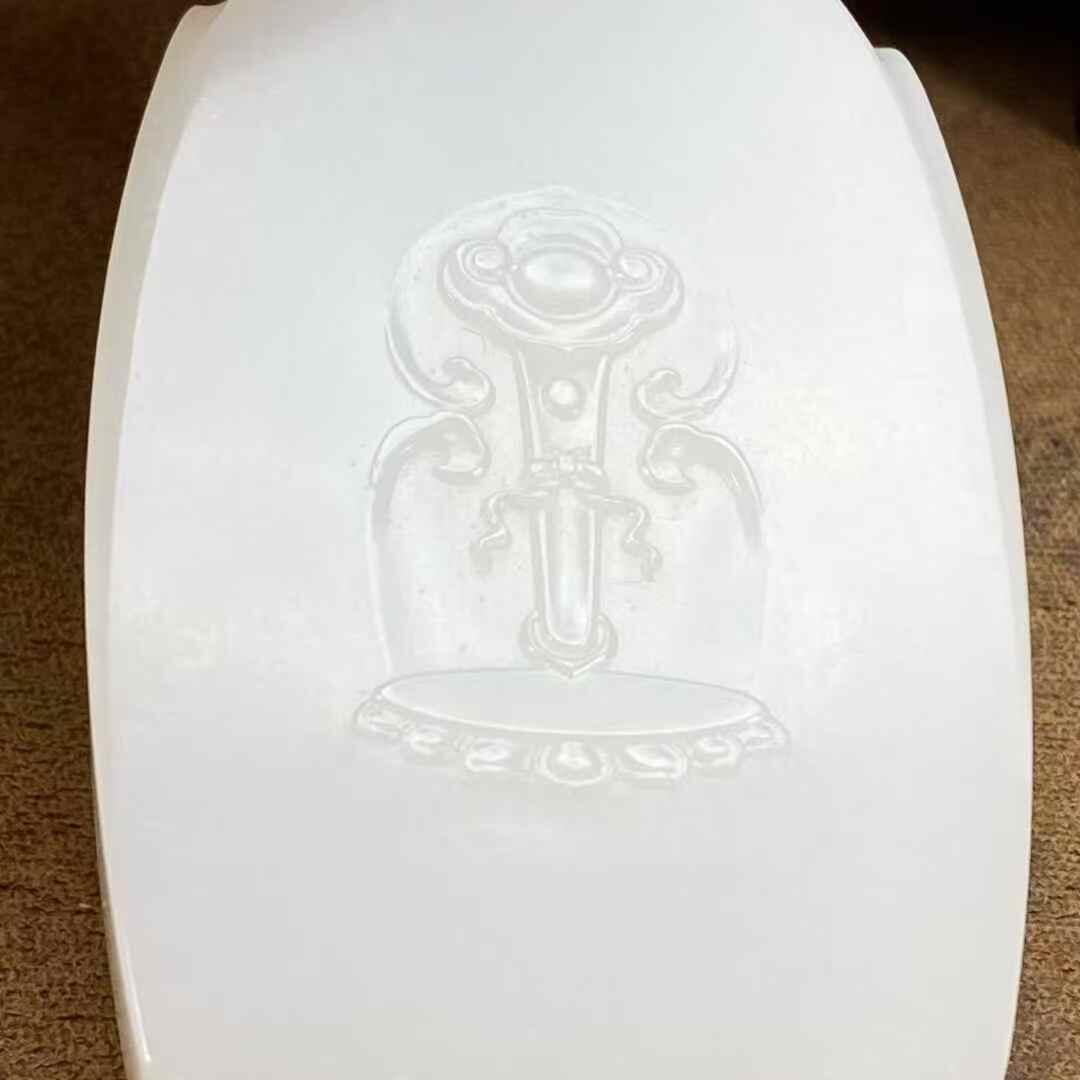 霸气羊脂千手观音牌脂白新疆和田玉作品，千手观音，89.39g，油性超好，局部微微结构，高浮雕工艺，雕工精美细腻，牌型美观，霸气大牌子，古朴雅韵，品相超美，苏州名家作品，有款证全套包装！25565JL240913