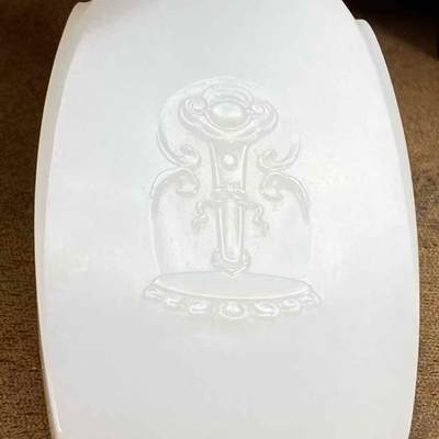 霸气羊脂千手观音牌脂白新疆和田玉作品，千手观音，89.39g，油性超好，局部微微结构，高浮雕工艺，雕工精美细腻，牌型美观，霸气大牌子，古朴雅韵，品相超美，苏州名家作品，有款证全套包装！25565JL240913
