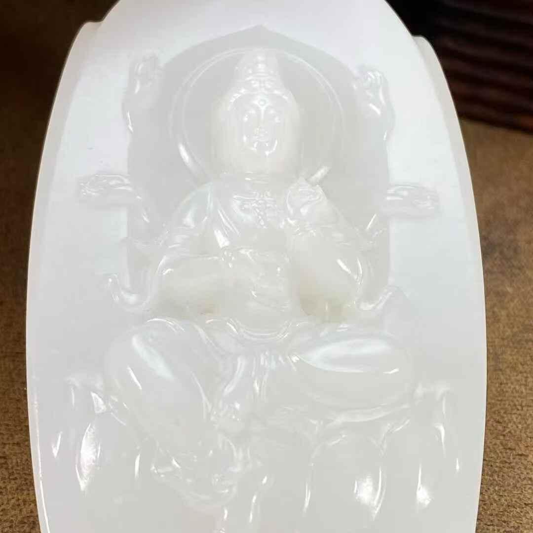 霸气羊脂千手观音牌脂白新疆和田玉作品，千手观音，89.39g，油性超好，局部微微结构，高浮雕工艺，雕工精美细腻，牌型美观，霸气大牌子，古朴雅韵，品相超美，苏州名家作品，有款证全套包装！25565JL240913