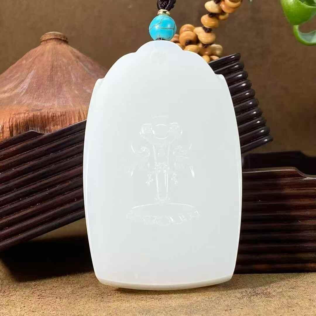 霸气羊脂千手观音牌脂白新疆和田玉作品，千手观音，89.39g，油性超好，局部微微结构，高浮雕工艺，雕工精美细腻，牌型美观，霸气大牌子，古朴雅韵，品相超美，苏州名家作品，有款证全套包装！25565JL240913