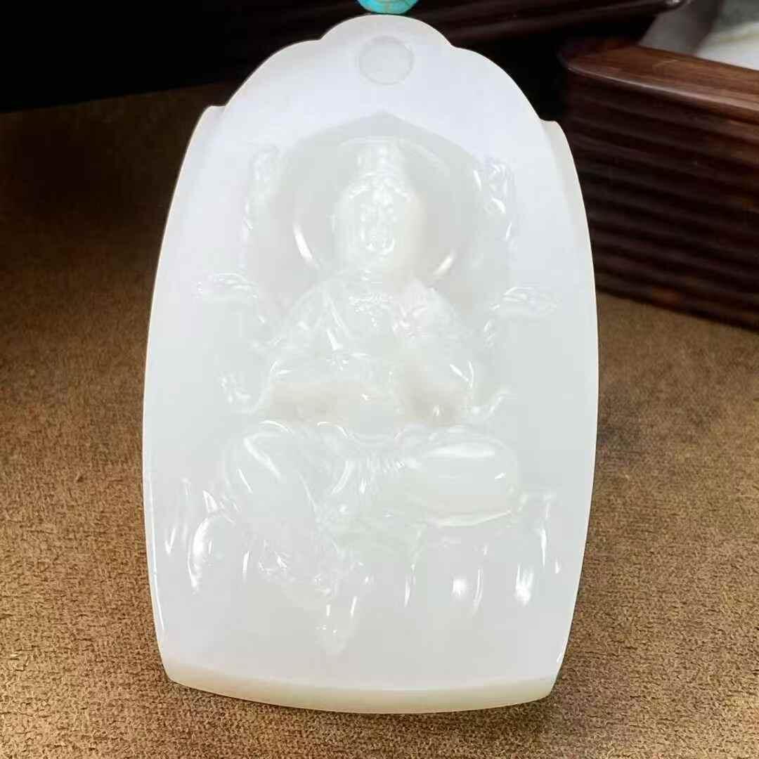 霸气羊脂千手观音牌脂白新疆和田玉作品，千手观音，89.39g，油性超好，局部微微结构，高浮雕工艺，雕工精美细腻，牌型美观，霸气大牌子，古朴雅韵，品相超美，苏州名家作品，有款证全套包装！25565JL240913