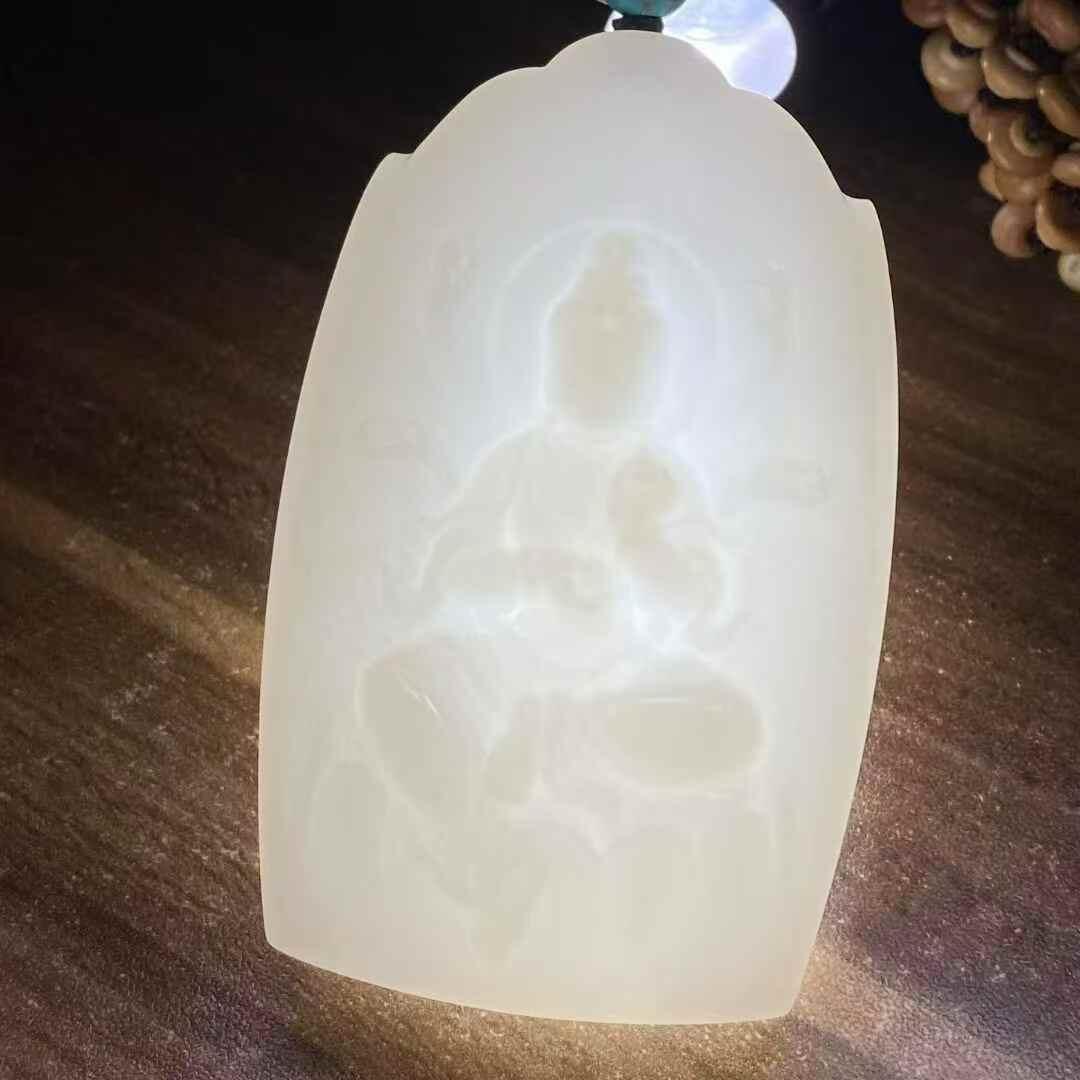 霸气羊脂千手观音牌脂白新疆和田玉作品，千手观音，89.39g，油性超好，局部微微结构，高浮雕工艺，雕工精美细腻，牌型美观，霸气大牌子，古朴雅韵，品相超美，苏州名家作品，有款证全套包装！25565JL240913