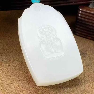 霸气羊脂千手观音牌脂白新疆和田玉作品，千手观音，89.39g，油性超好，局部微微结构，高浮雕工艺，雕工精美细腻，牌型美观，霸气大牌子，古朴雅韵，品相超美，苏州名家作品，有款证全套包装！25565JL240913