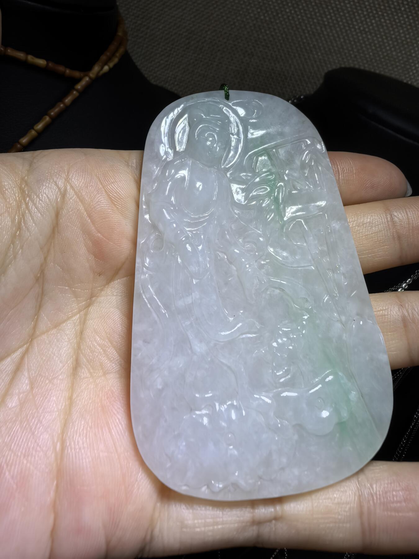 纯天然A货翡翠飘绿观音牌男款吊坠挂件，老坑细糯种，干净清爽，无杂裂，微棉。佩戴霸气十足。尺寸:7.5cm*4.6cm*0.6cm。实物实拍，所见即所得！自带国检证书支持全国复检！