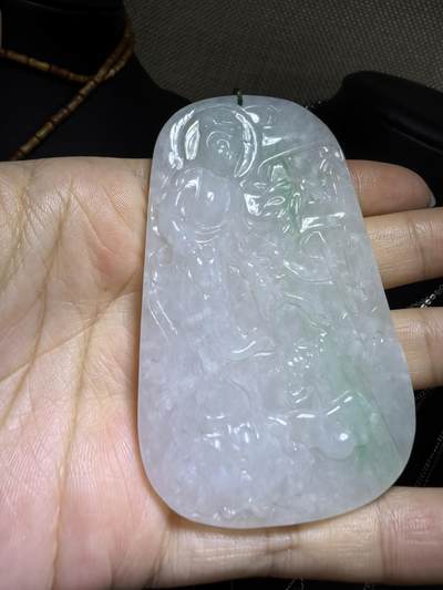 纯天然A货翡翠飘绿观音牌男款吊坠挂件，老坑细糯种，干净清爽，无杂裂，微棉。佩戴霸气十足。尺寸:7.5cm*4.6cm*0.6cm。实物实拍，所见即所得！自带国检证书支持全国复检！