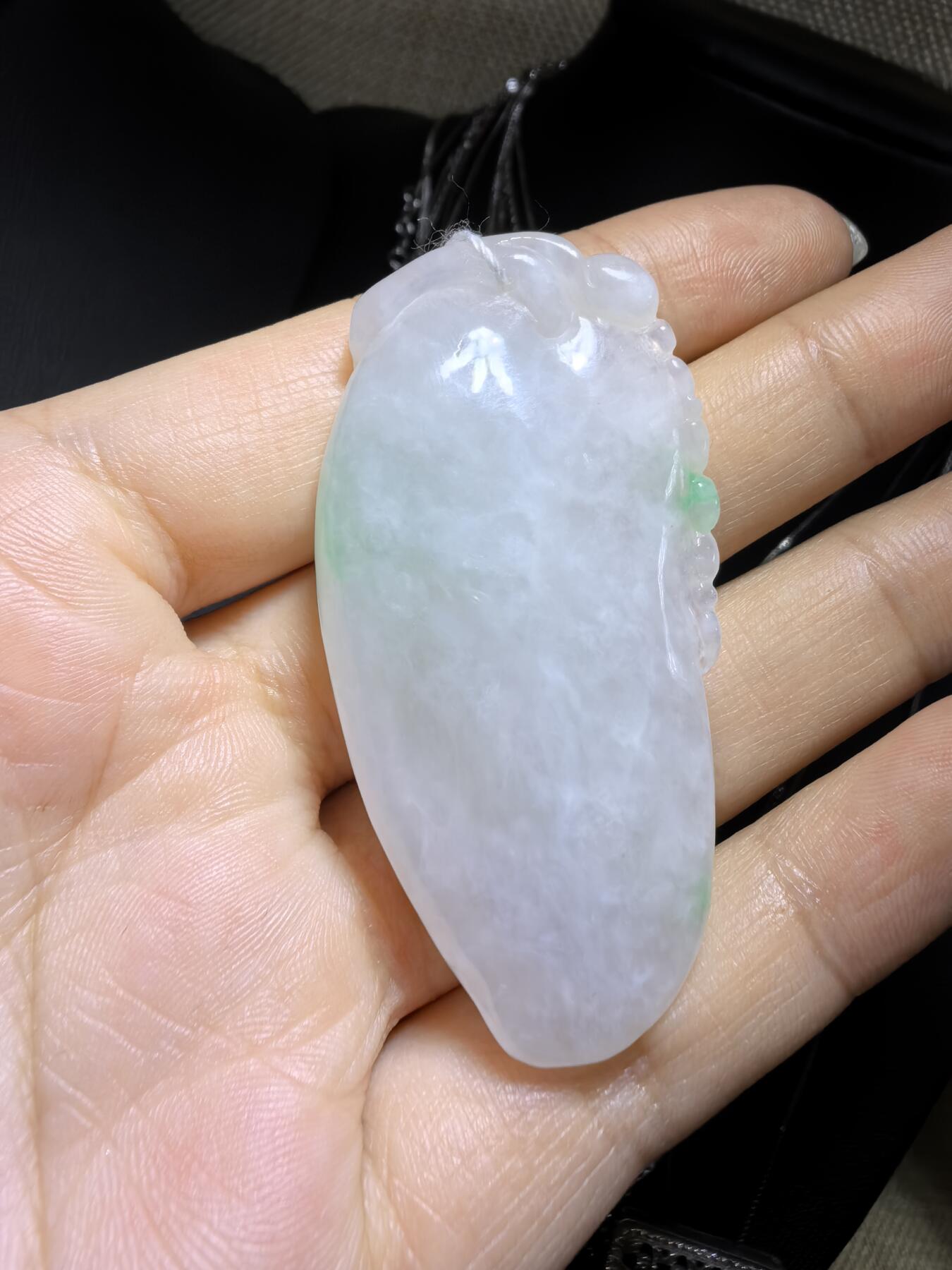 纯天然翡翠飘阳绿富瓜白底漂阳绿，水润十足，料大干净！尺寸:54mm*28mm*8mm微棉随着佩戴时间变化逐渐消失！实物实拍，所见即所得！