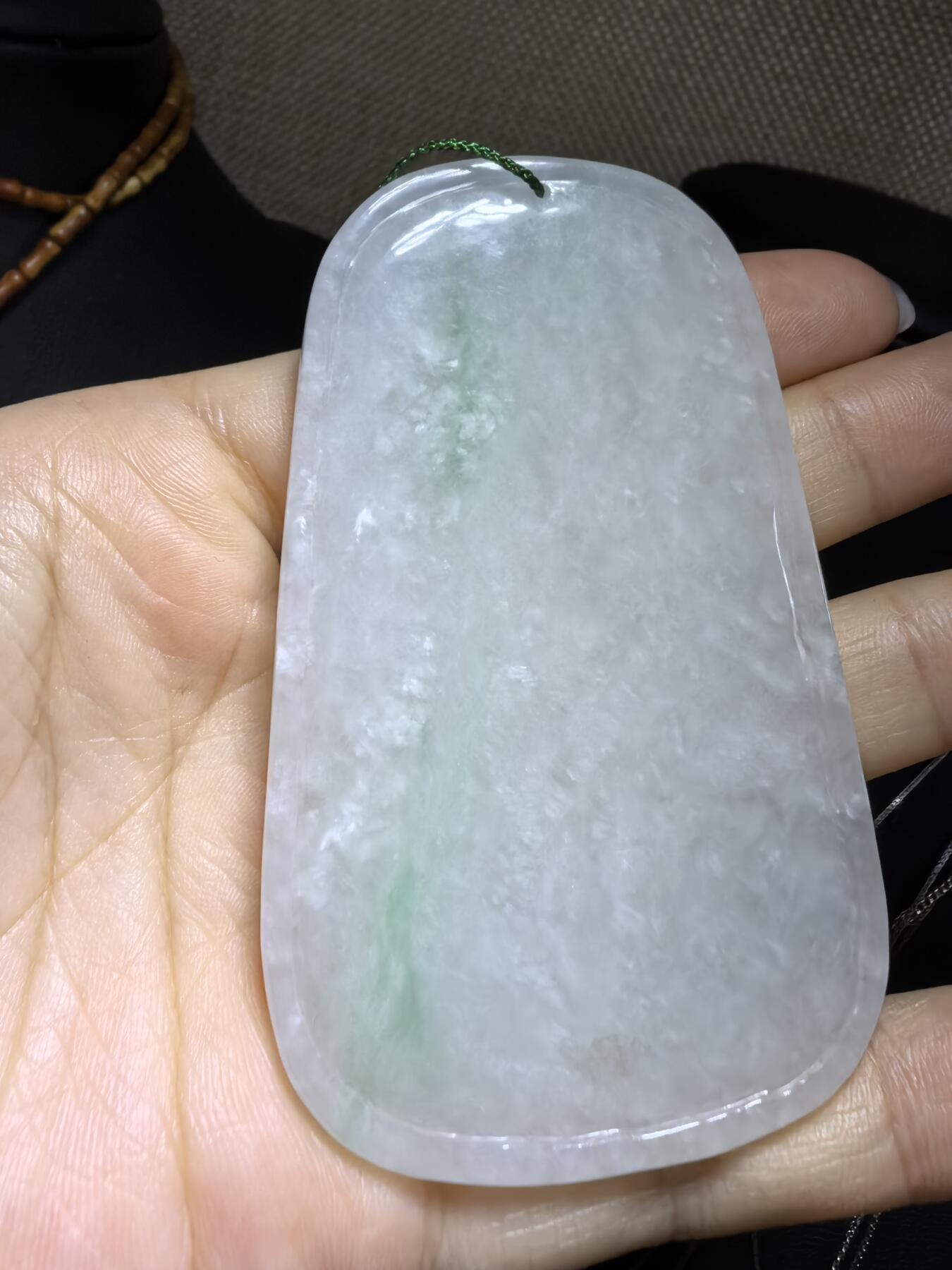 纯天然A货翡翠飘绿观音牌男款吊坠挂件，老坑细糯种，干净清爽，无杂裂，微棉。佩戴霸气十足。尺寸:7.5cm*4.6cm*0.6cm。实物实拍，所见即所得！自带国检证书支持全国复检！