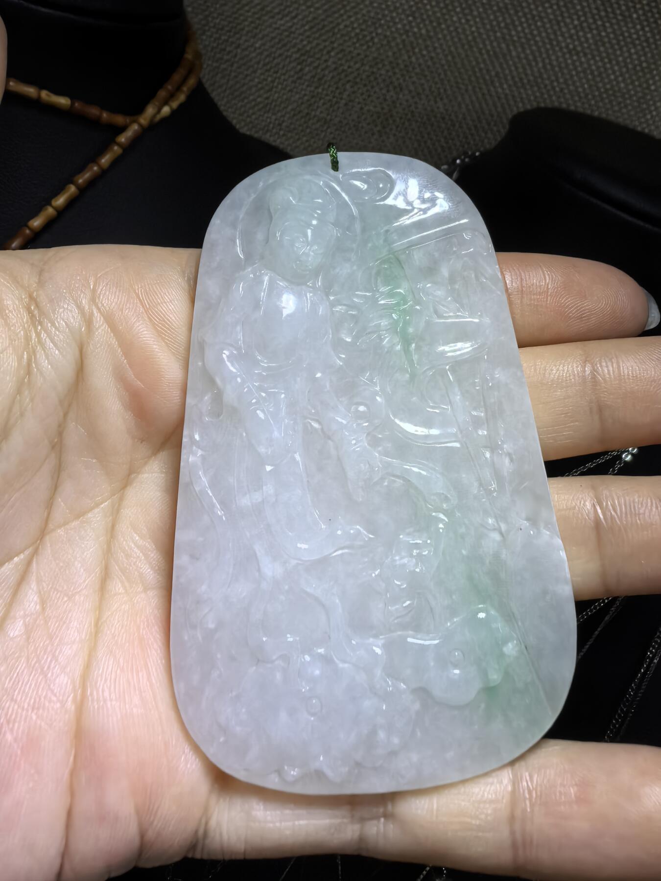 纯天然A货翡翠飘绿观音牌男款吊坠挂件，老坑细糯种，干净清爽，无杂裂，微棉。佩戴霸气十足。尺寸:7.5cm*4.6cm*0.6cm。实物实拍，所见即所得！自带国检证书支持全国复检！
