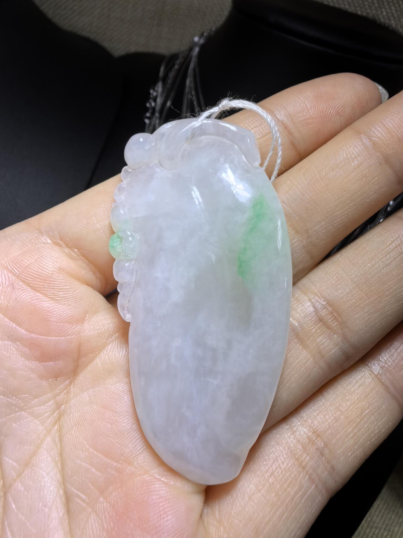 纯天然翡翠飘阳绿富瓜白底漂阳绿，水润十足，料大干净！尺寸:54mm*28mm*8mm微棉随着佩戴时间变化逐渐消失！实物实拍，所见即所得！