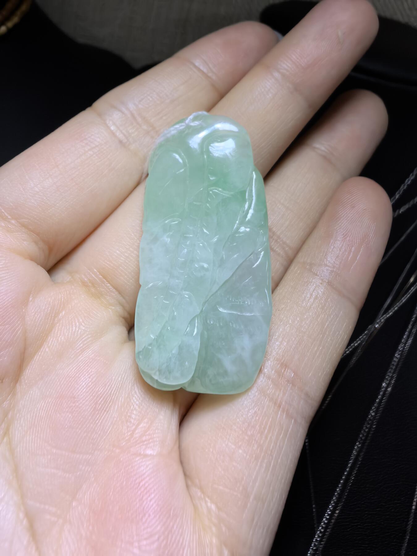 纯天然A货翡翠喜上眉梢吊坠挂件男女款，老坑料，清新淡雅，水润冰透，双面雕刻，尺寸:40mm*19mm，实物实拍，所见即所得！