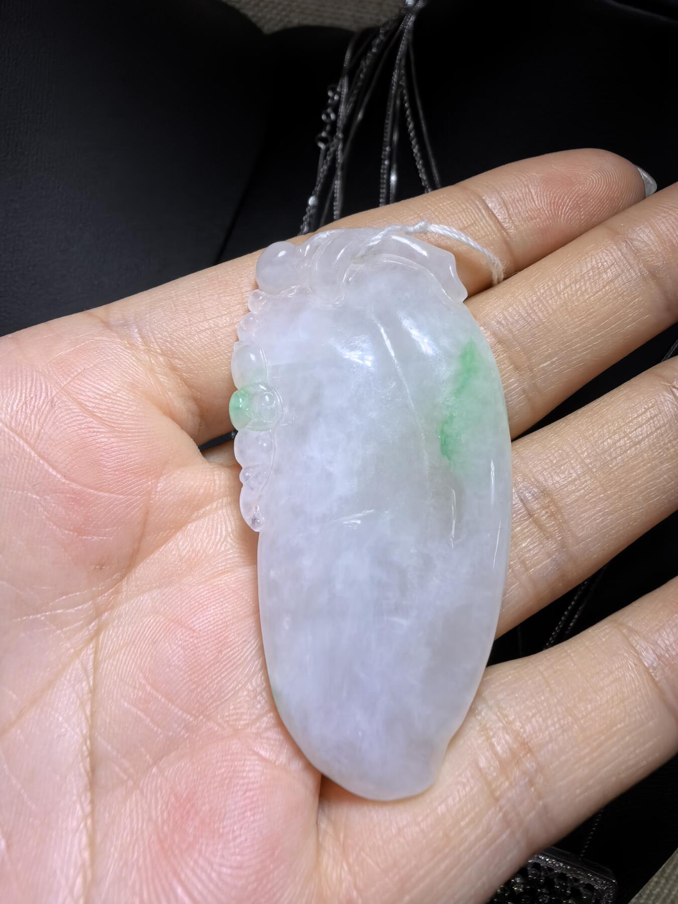 纯天然翡翠飘阳绿富瓜白底漂阳绿，水润十足，料大干净！尺寸:54mm*28mm*8mm微棉随着佩戴时间变化逐渐消失！实物实拍，所见即所得！