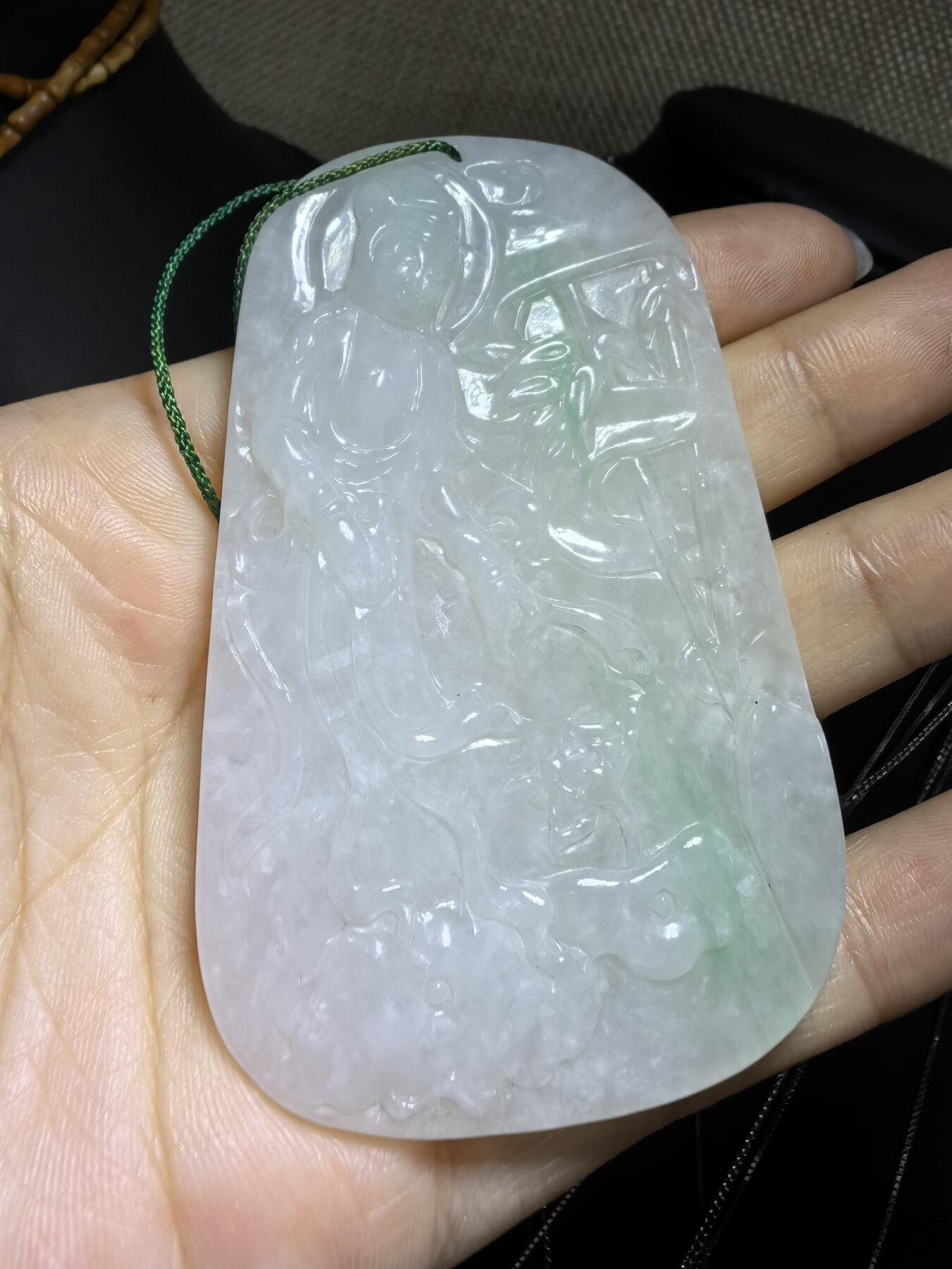纯天然A货翡翠飘绿观音牌男款吊坠挂件，老坑细糯种，干净清爽，无杂裂，微棉。佩戴霸气十足。尺寸:7.5cm*4.6cm*0.6cm。实物实拍，所见即所得！自带国检证书支持全国复检！