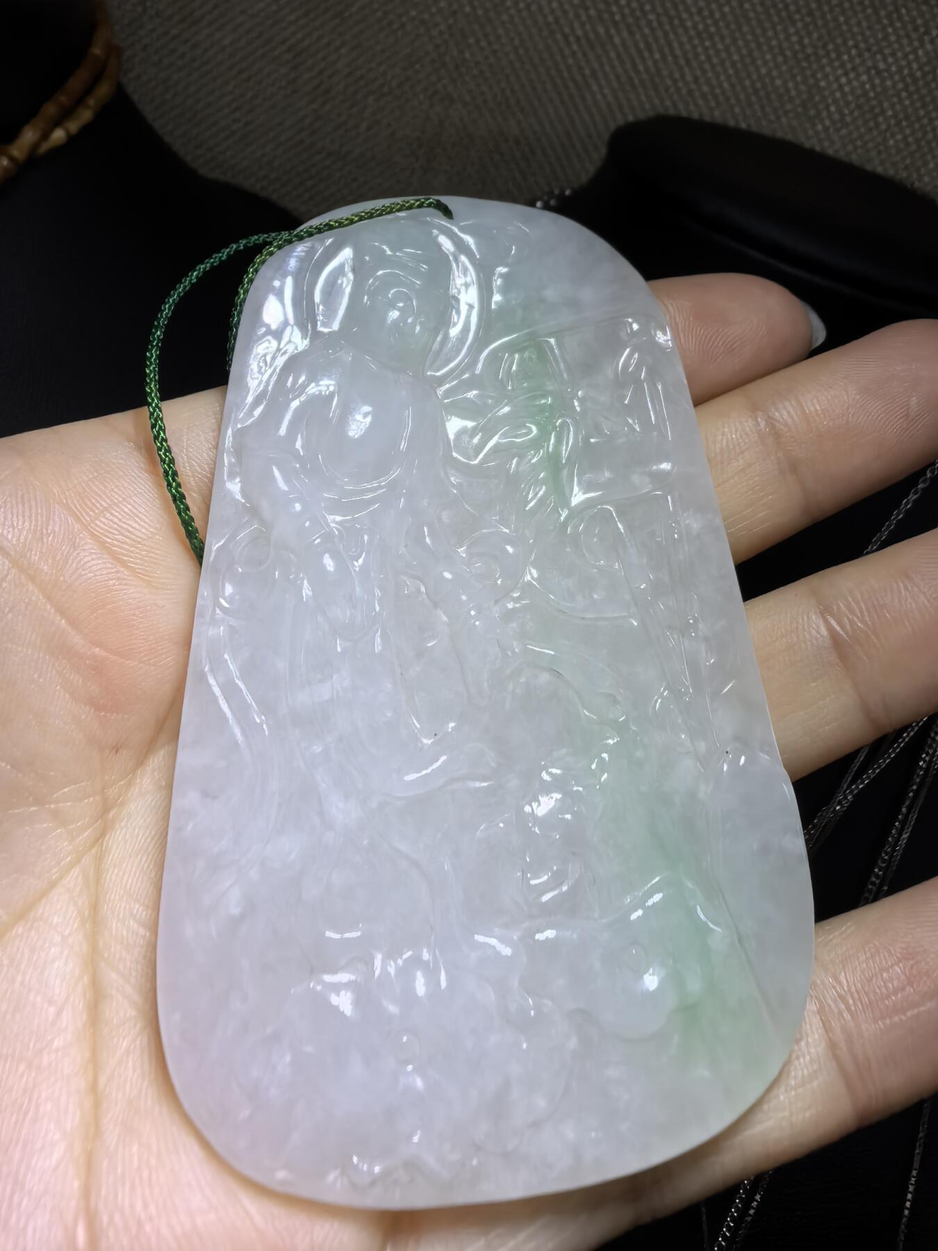纯天然A货翡翠飘绿观音牌男款吊坠挂件，老坑细糯种，干净清爽，无杂裂，微棉。佩戴霸气十足。尺寸:7.5cm*4.6cm*0.6cm。实物实拍，所见即所得！自带国检证书支持全国复检！