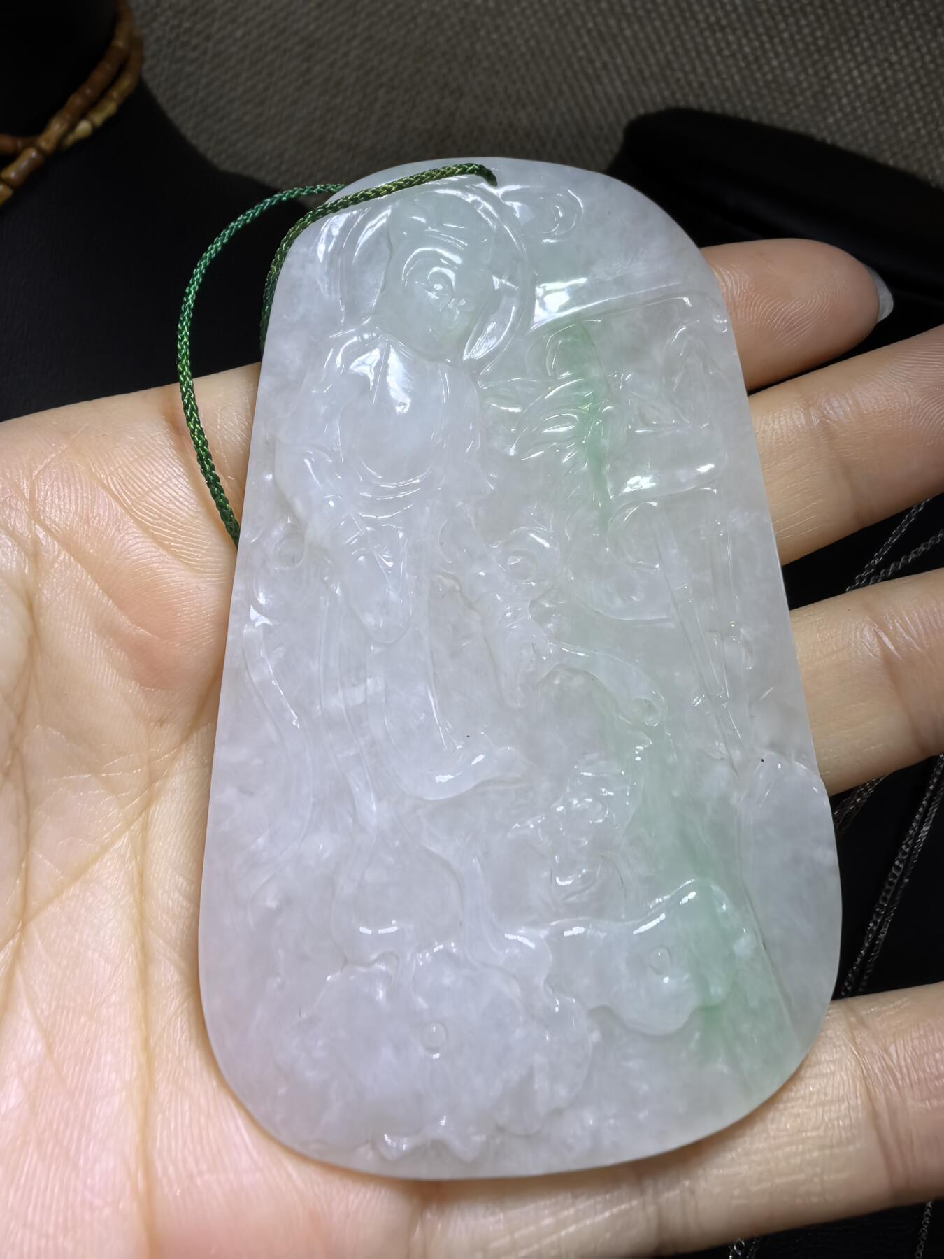 纯天然A货翡翠飘绿观音牌男款吊坠挂件，老坑细糯种，干净清爽，无杂裂，微棉。佩戴霸气十足。尺寸:7.5cm*4.6cm*0.6cm。实物实拍，所见即所得！自带国检证书支持全国复检！