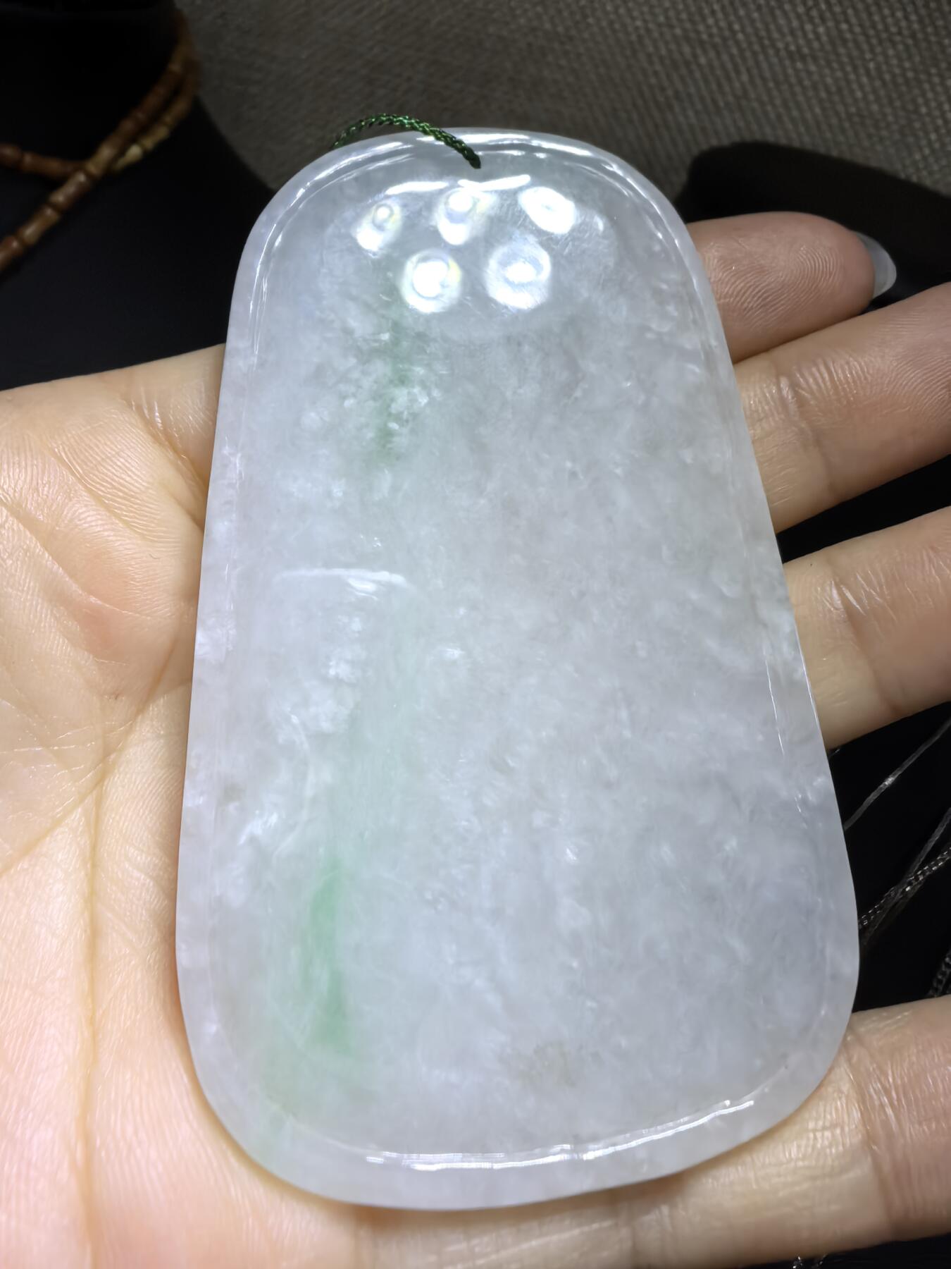 纯天然A货翡翠飘绿观音牌男款吊坠挂件，老坑细糯种，干净清爽，无杂裂，微棉。佩戴霸气十足。尺寸:7.5cm*4.6cm*0.6cm。实物实拍，所见即所得！自带国检证书支持全国复检！