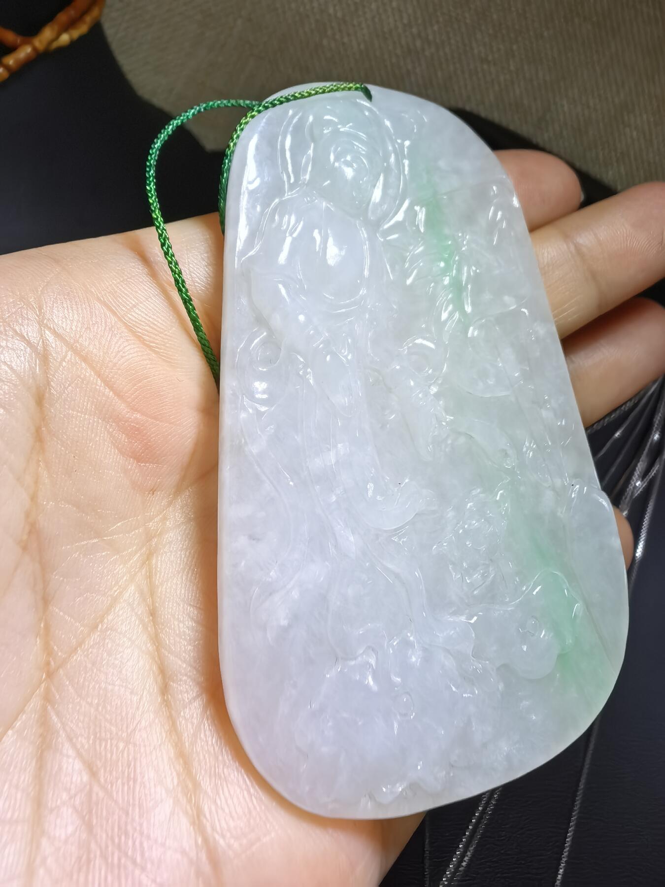 纯天然A货翡翠飘绿观音牌男款吊坠挂件，老坑细糯种，干净清爽，无杂裂，微棉。佩戴霸气十足。尺寸:7.5cm*4.6cm*0.6cm。实物实拍，所见即所得！自带国检证书支持全国复检！