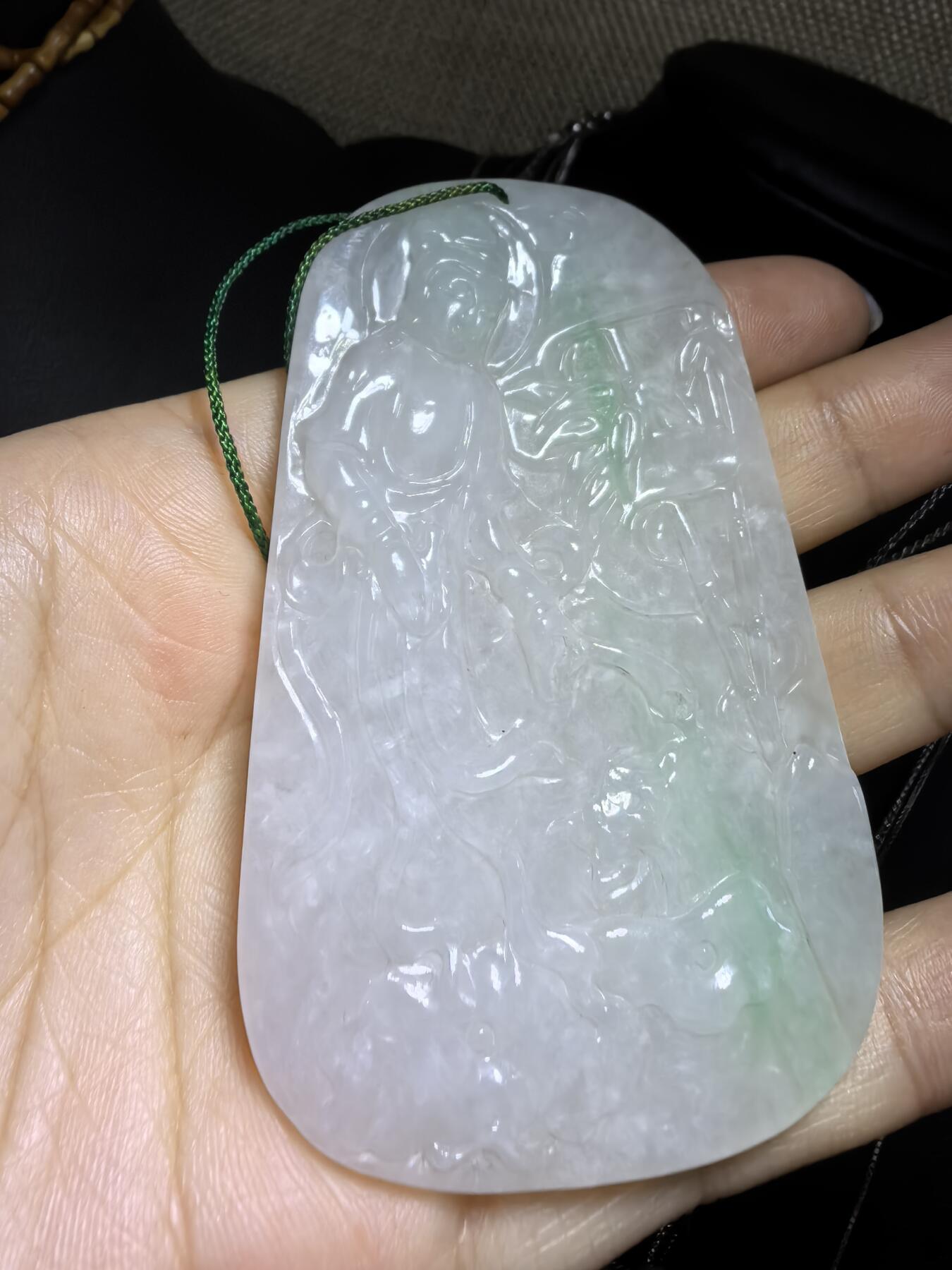 纯天然A货翡翠飘绿观音牌男款吊坠挂件，老坑细糯种，干净清爽，无杂裂，微棉。佩戴霸气十足。尺寸:7.5cm*4.6cm*0.6cm。实物实拍，所见即所得！自带国检证书支持全国复检！