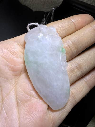 纯天然翡翠飘阳绿富瓜白底漂阳绿，水润十足，料大干净！尺寸:54mm*28mm*8mm微棉随着佩戴时间变化逐渐消失！实物实拍，所见即所得！