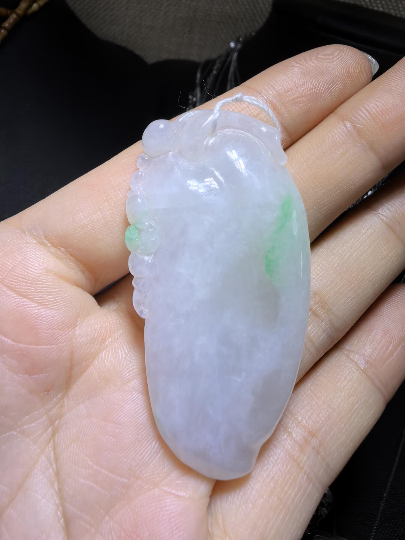 纯天然翡翠飘阳绿富瓜白底漂阳绿，水润十足，料大干净！尺寸:54mm*28mm*8mm微棉随着佩戴时间变化逐渐消失！实物实拍，所见即所得！