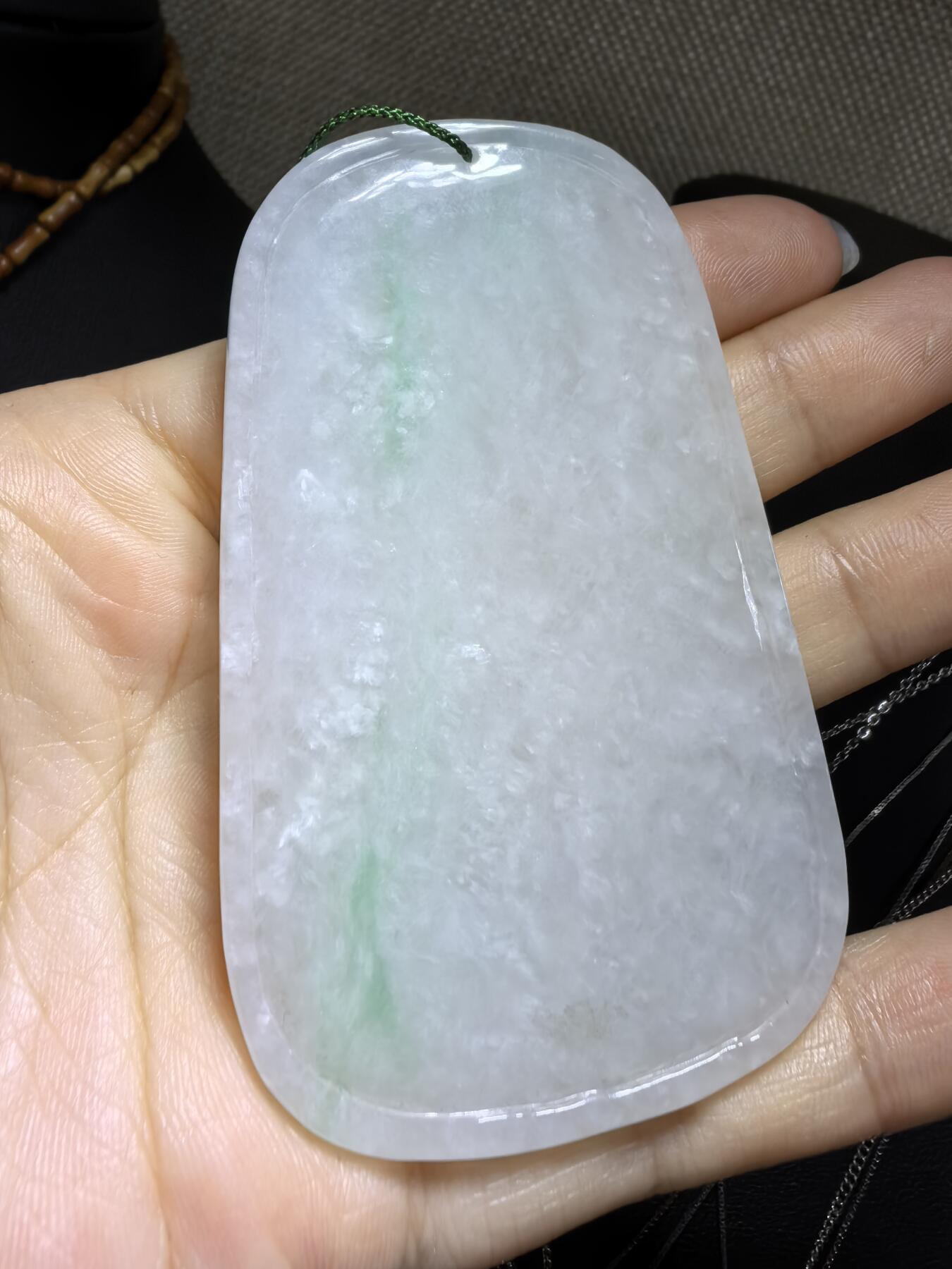 纯天然A货翡翠飘绿观音牌男款吊坠挂件，老坑细糯种，干净清爽，无杂裂，微棉。佩戴霸气十足。尺寸:7.5cm*4.6cm*0.6cm。实物实拍，所见即所得！自带国检证书支持全国复检！
