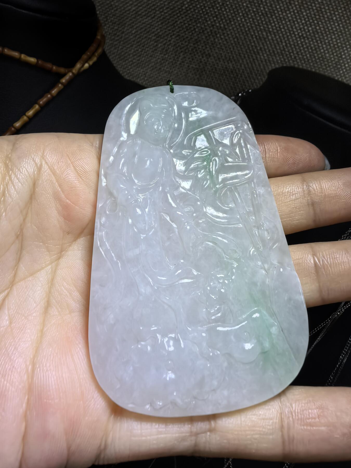 纯天然A货翡翠飘绿观音牌男款吊坠挂件，老坑细糯种，干净清爽，无杂裂，微棉。佩戴霸气十足。尺寸:7.5cm*4.6cm*0.6cm。实物实拍，所见即所得！自带国检证书支持全国复检！