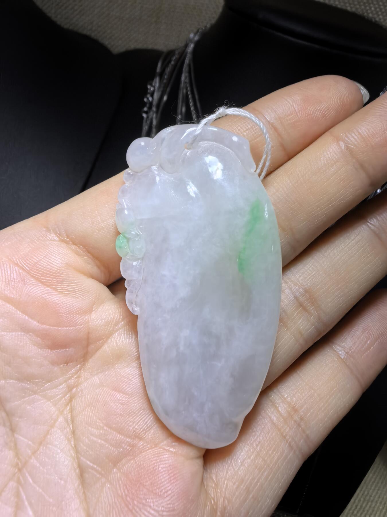 纯天然翡翠飘阳绿富瓜白底漂阳绿，水润十足，料大干净！尺寸:54mm*28mm*8mm微棉随着佩戴时间变化逐渐消失！实物实拍，所见即所得！