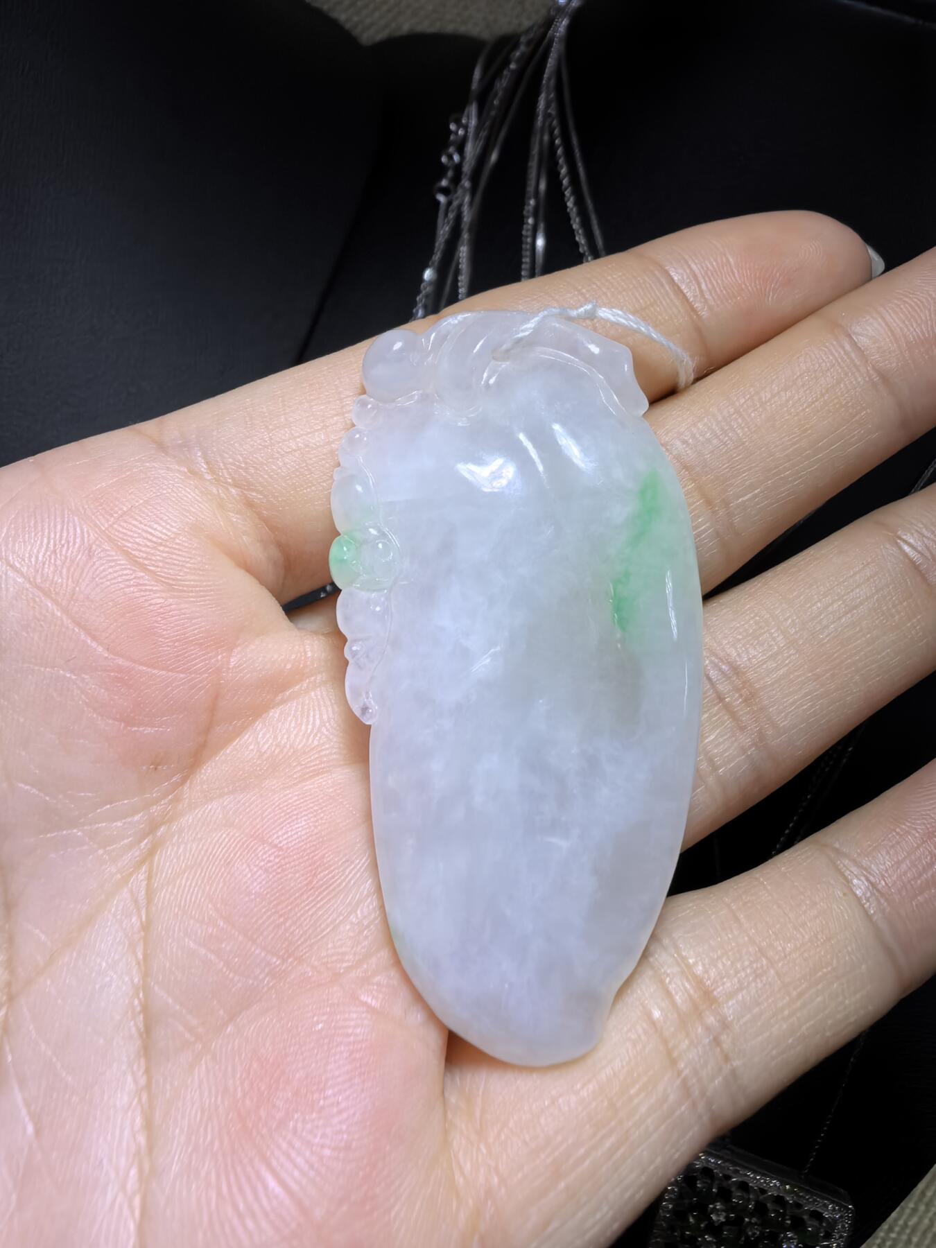 纯天然翡翠飘阳绿富瓜白底漂阳绿，水润十足，料大干净！尺寸:54mm*28mm*8mm微棉随着佩戴时间变化逐渐消失！实物实拍，所见即所得！