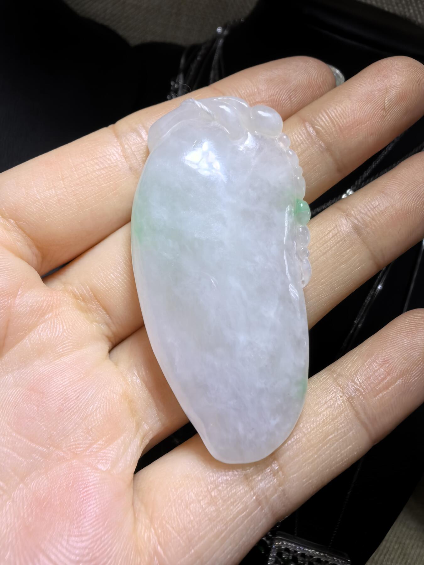纯天然翡翠飘阳绿富瓜白底漂阳绿，水润十足，料大干净！尺寸:54mm*28mm*8mm微棉随着佩戴时间变化逐渐消失！实物实拍，所见即所得！