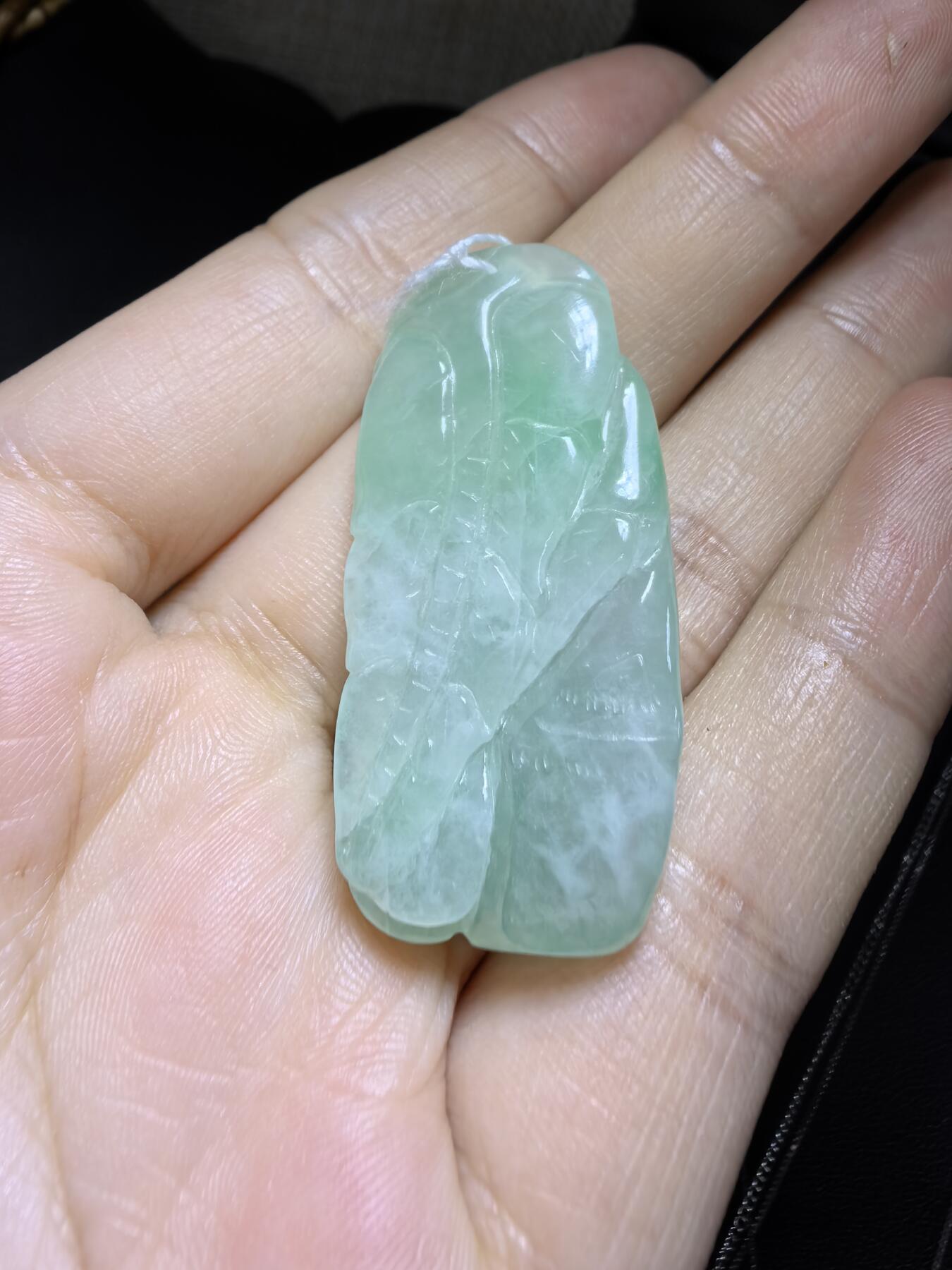 纯天然A货翡翠喜上眉梢吊坠挂件男女款，老坑料，清新淡雅，水润冰透，双面雕刻，尺寸:40mm*19mm，实物实拍，所见即所得！
