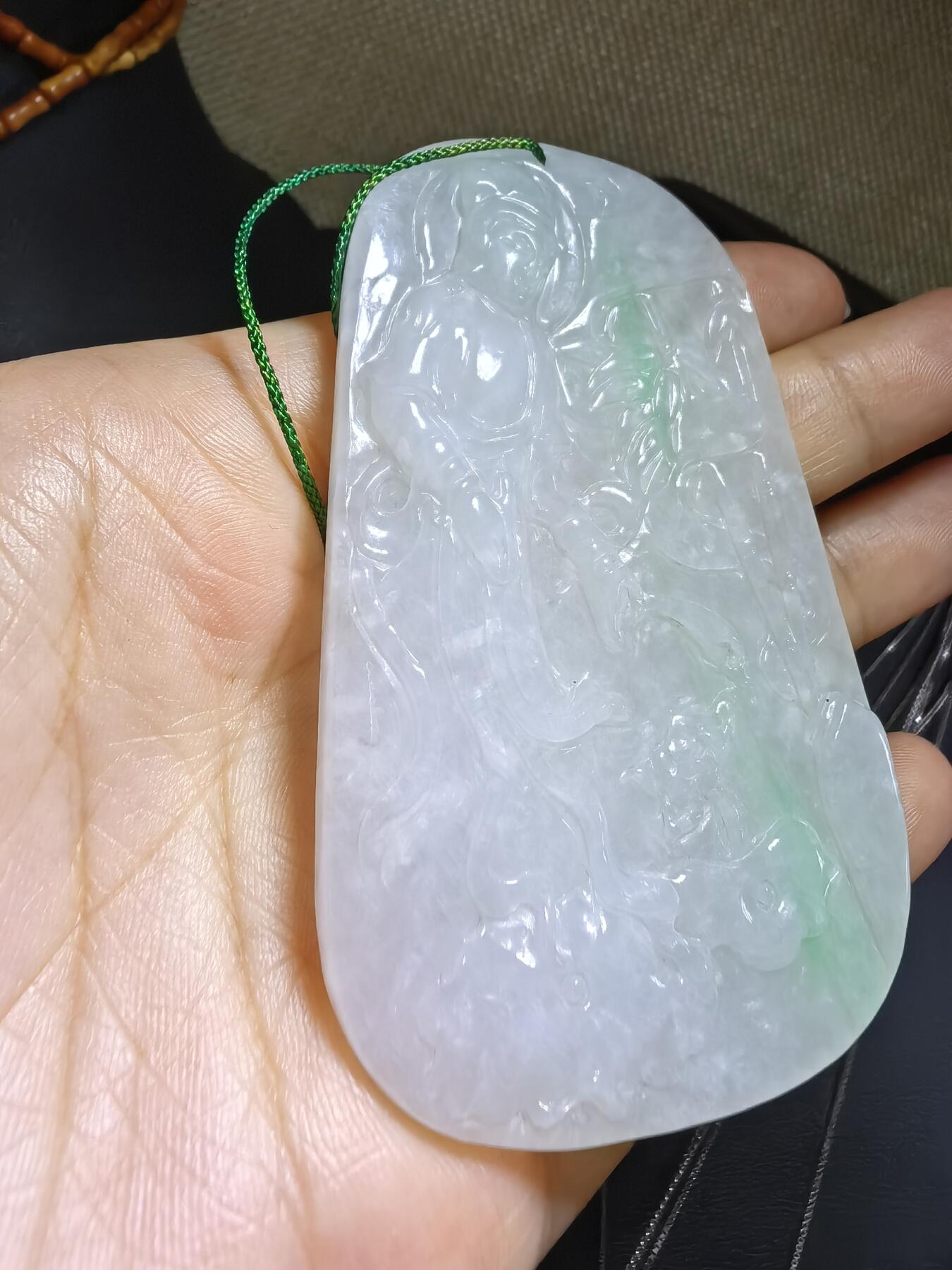 纯天然A货翡翠飘绿观音牌男款吊坠挂件，老坑细糯种，干净清爽，无杂裂，微棉。佩戴霸气十足。尺寸:7.5cm*4.6cm*0.6cm。实物实拍，所见即所得！自带国检证书支持全国复检！