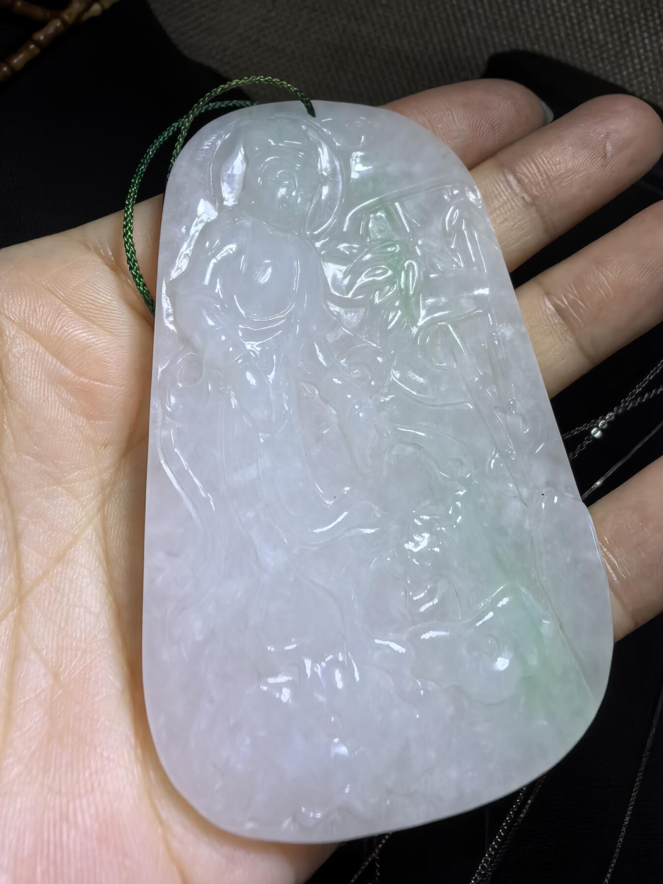 纯天然A货翡翠飘绿观音牌男款吊坠挂件，老坑细糯种，干净清爽，无杂裂，微棉。佩戴霸气十足。尺寸:7.5cm*4.6cm*0.6cm。实物实拍，所见即所得！自带国检证书支持全国复检！
