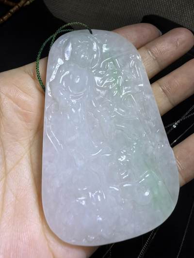 纯天然A货翡翠飘绿观音牌男款吊坠挂件，老坑细糯种，干净清爽，无杂裂，微棉。佩戴霸气十足。尺寸:7.5cm*4.6cm*0.6cm。实物实拍，所见即所得！自带国检证书支持全国复检！
