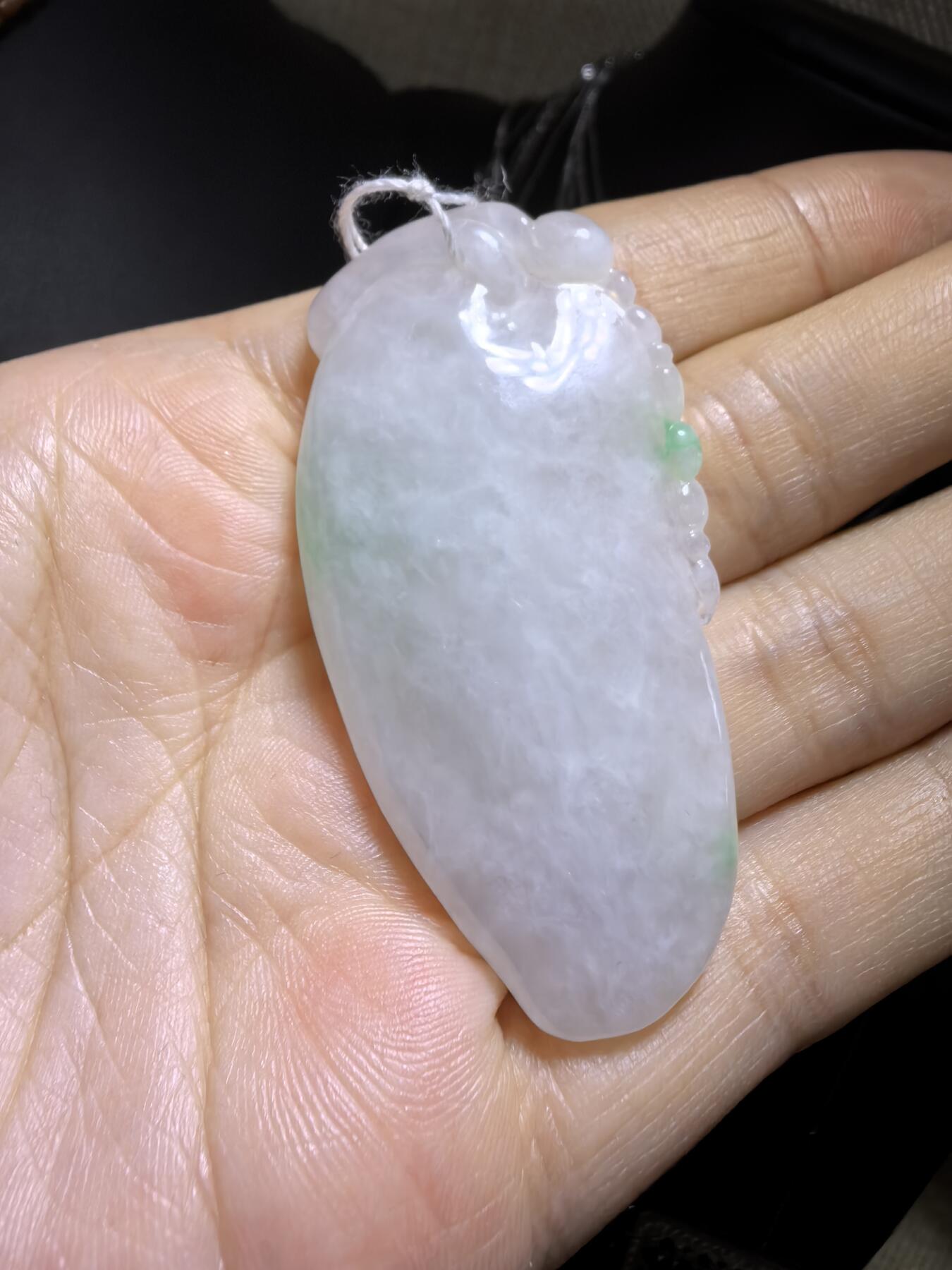 纯天然翡翠飘阳绿富瓜白底漂阳绿，水润十足，料大干净！尺寸:54mm*28mm*8mm微棉随着佩戴时间变化逐渐消失！实物实拍，所见即所得！
