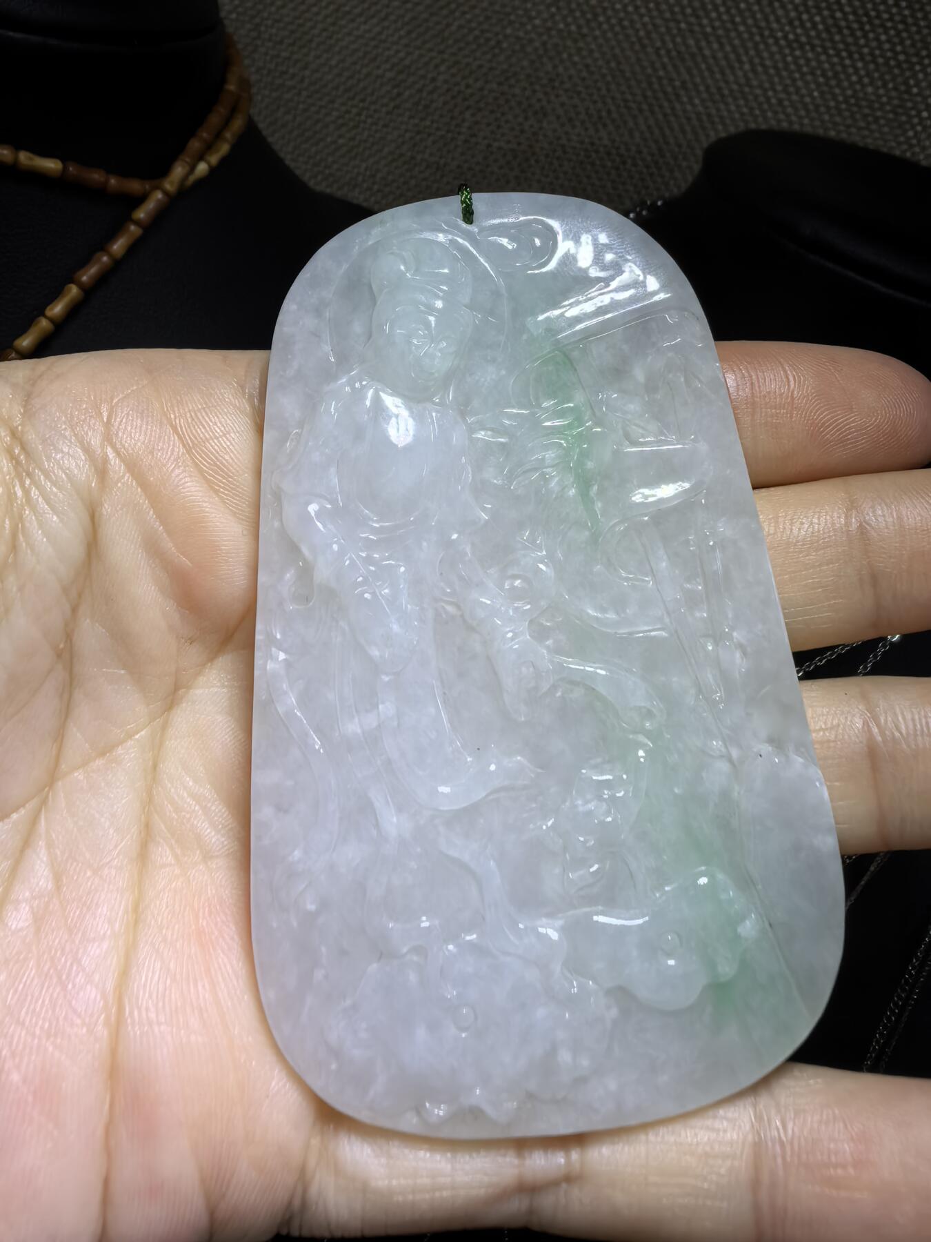 纯天然A货翡翠飘绿观音牌男款吊坠挂件，老坑细糯种，干净清爽，无杂裂，微棉。佩戴霸气十足。尺寸:7.5cm*4.6cm*0.6cm。实物实拍，所见即所得！自带国检证书支持全国复检！