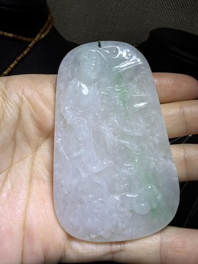 纯天然A货翡翠飘绿观音牌男款吊坠挂件，老坑细糯种，干净清爽，无杂裂，微棉。佩戴霸气十足。尺寸:7.5cm*4.6cm*0.6cm。实物实拍，所见即所得！自带国检证书支持全国复检！