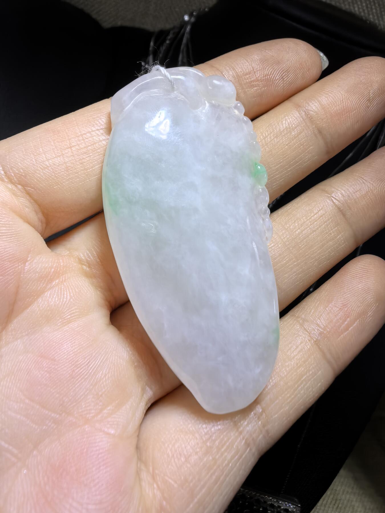 纯天然翡翠飘阳绿富瓜白底漂阳绿，水润十足，料大干净！尺寸:54mm*28mm*8mm微棉随着佩戴时间变化逐渐消失！实物实拍，所见即所得！
