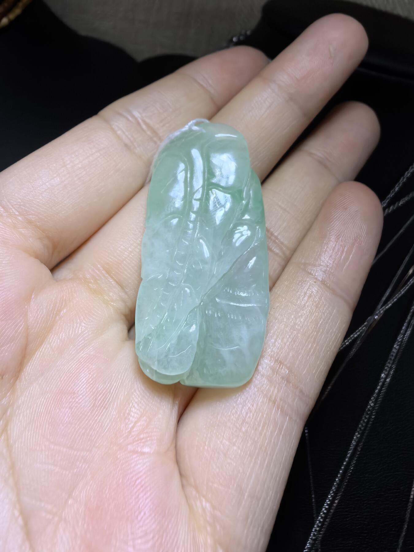 纯天然A货翡翠喜上眉梢吊坠挂件男女款，老坑料，清新淡雅，水润冰透，双面雕刻，尺寸:40mm*19mm，实物实拍，所见即所得！