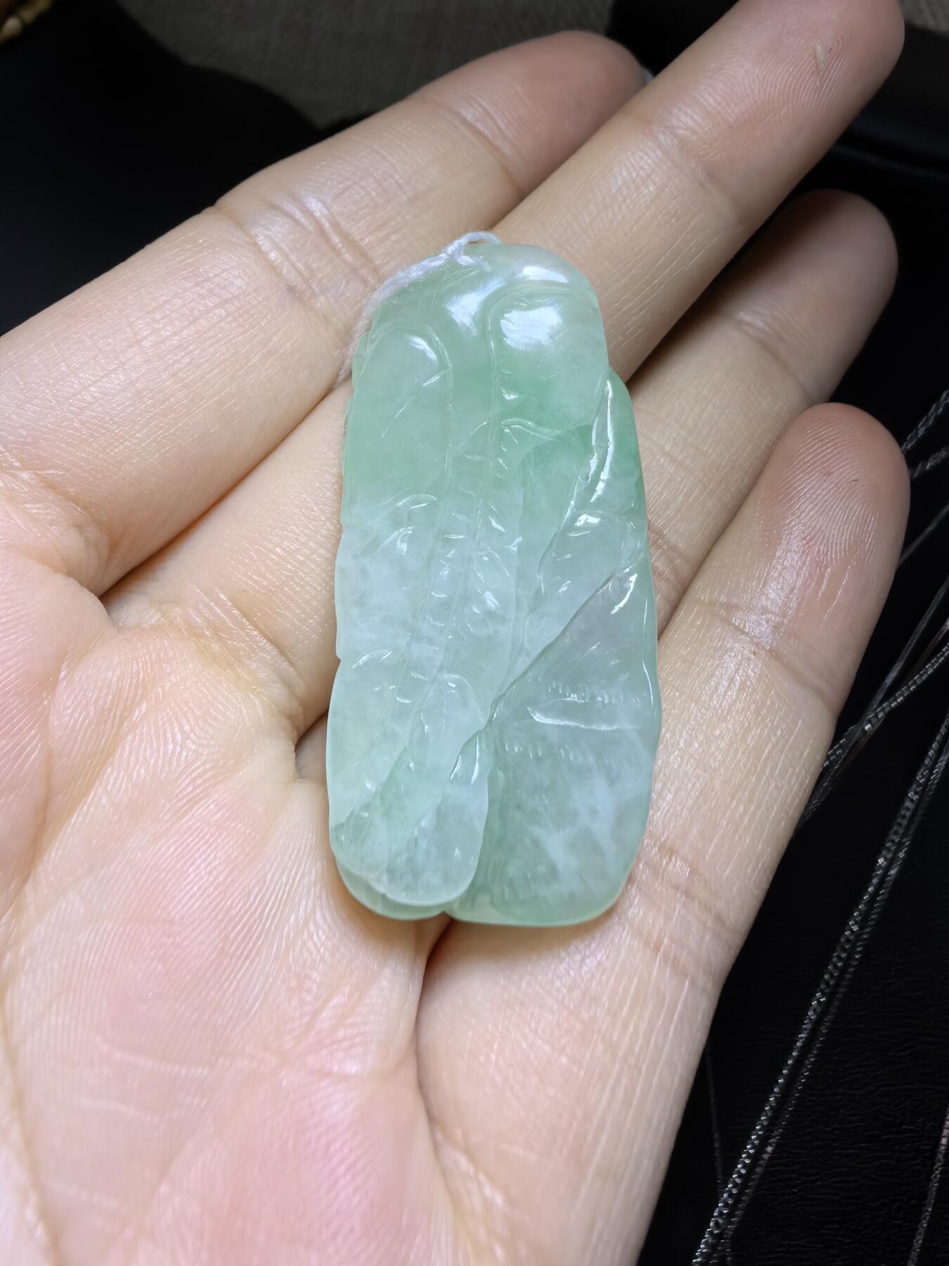 纯天然A货翡翠喜上眉梢吊坠挂件男女款，老坑料，清新淡雅，水润冰透，双面雕刻，尺寸:40mm*19mm，实物实拍，所见即所得！