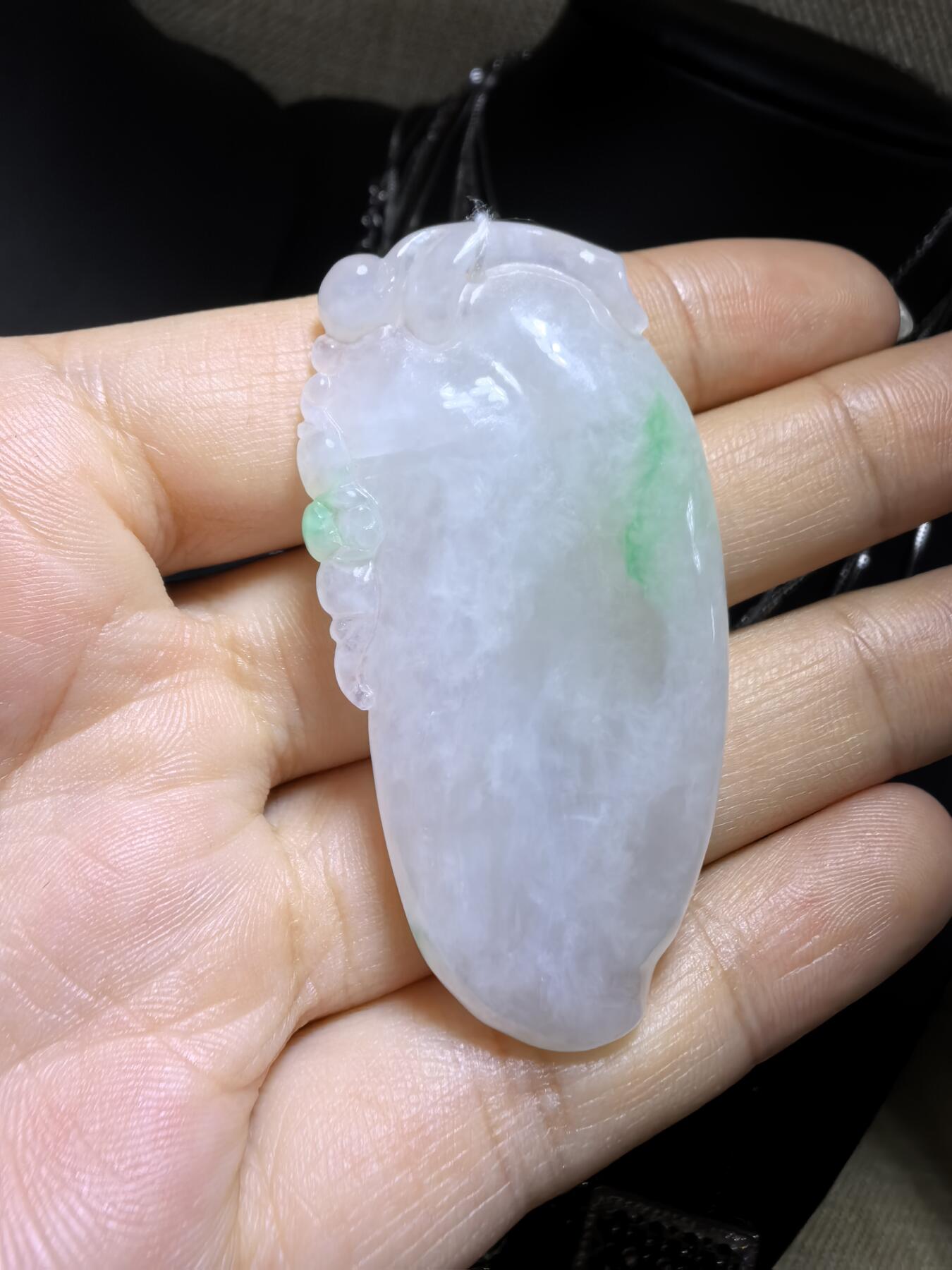 纯天然翡翠飘阳绿富瓜白底漂阳绿，水润十足，料大干净！尺寸:54mm*28mm*8mm微棉随着佩戴时间变化逐渐消失！实物实拍，所见即所得！