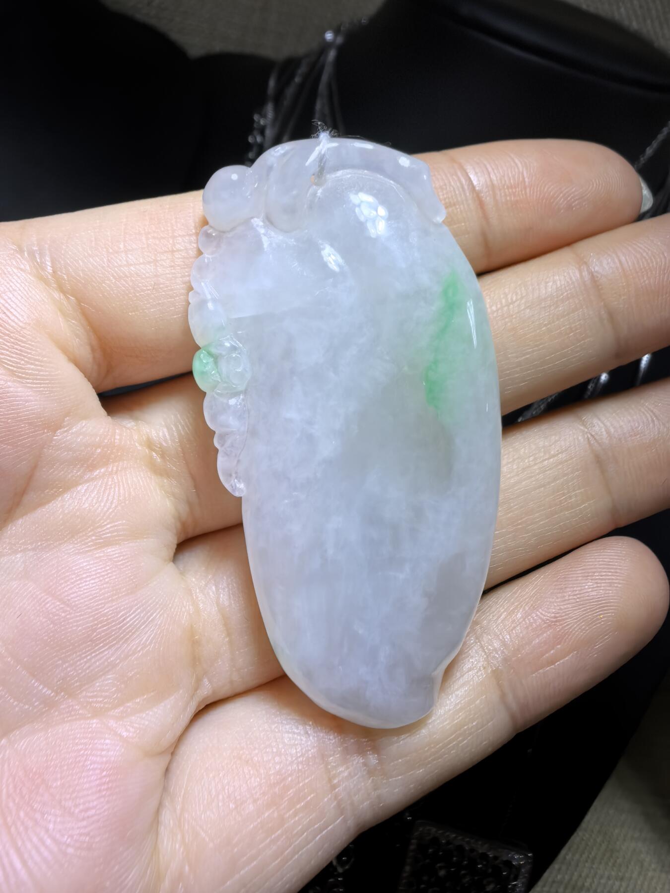 纯天然翡翠飘阳绿富瓜白底漂阳绿，水润十足，料大干净！尺寸:54mm*28mm*8mm微棉随着佩戴时间变化逐渐消失！实物实拍，所见即所得！