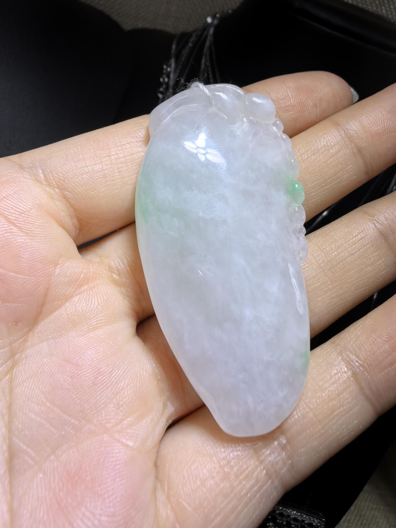 纯天然翡翠飘阳绿富瓜白底漂阳绿，水润十足，料大干净！尺寸:54mm*28mm*8mm微棉随着佩戴时间变化逐渐消失！实物实拍，所见即所得！