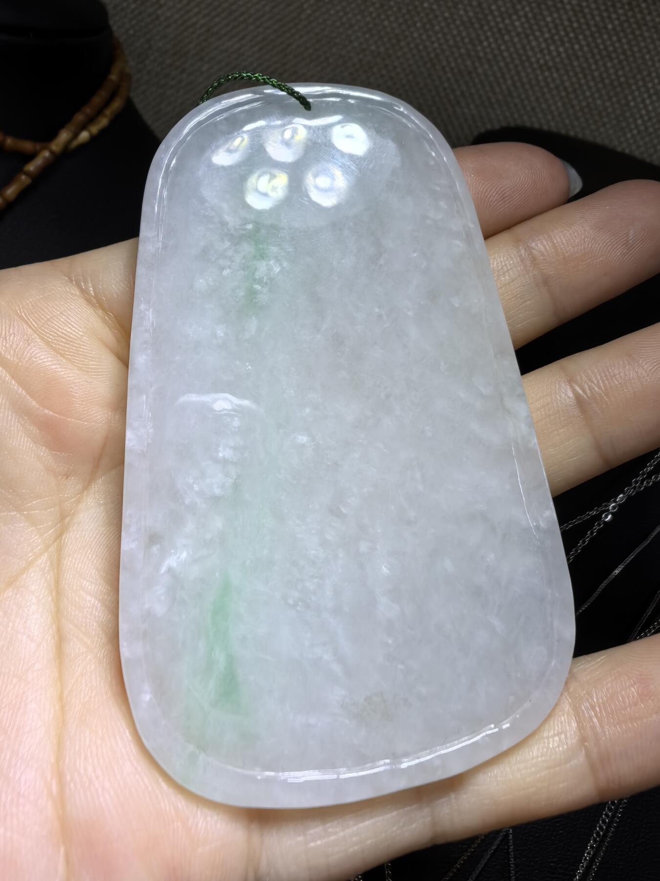 纯天然A货翡翠飘绿观音牌男款吊坠挂件，老坑细糯种，干净清爽，无杂裂，微棉。佩戴霸气十足。尺寸:7.5cm*4.6cm*0.6cm。实物实拍，所见即所得！自带国检证书支持全国复检！