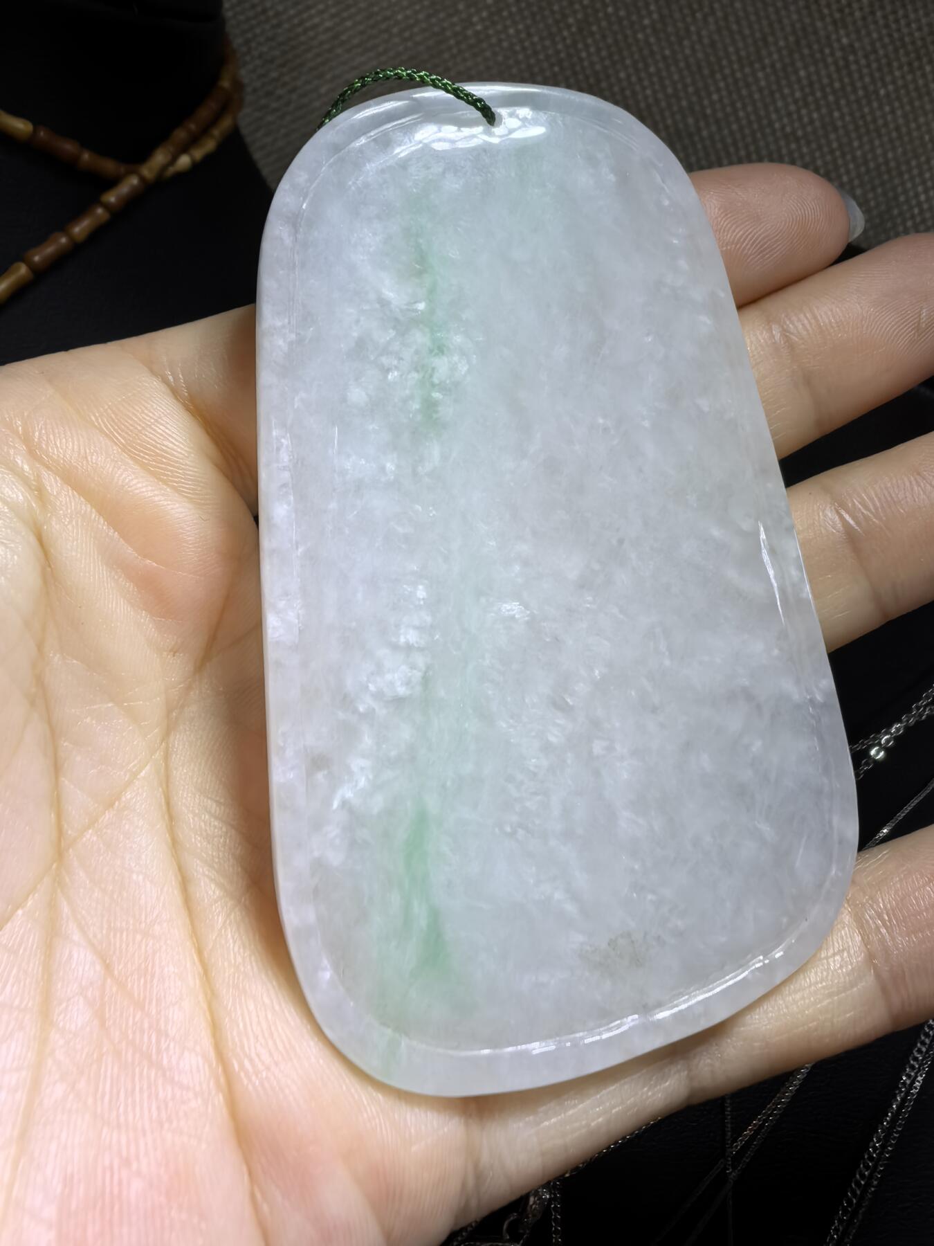 纯天然A货翡翠飘绿观音牌男款吊坠挂件，老坑细糯种，干净清爽，无杂裂，微棉。佩戴霸气十足。尺寸:7.5cm*4.6cm*0.6cm。实物实拍，所见即所得！自带国检证书支持全国复检！