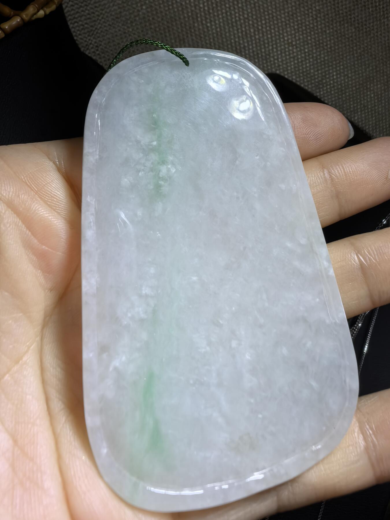 纯天然A货翡翠飘绿观音牌男款吊坠挂件，老坑细糯种，干净清爽，无杂裂，微棉。佩戴霸气十足。尺寸:7.5cm*4.6cm*0.6cm。实物实拍，所见即所得！自带国检证书支持全国复检！