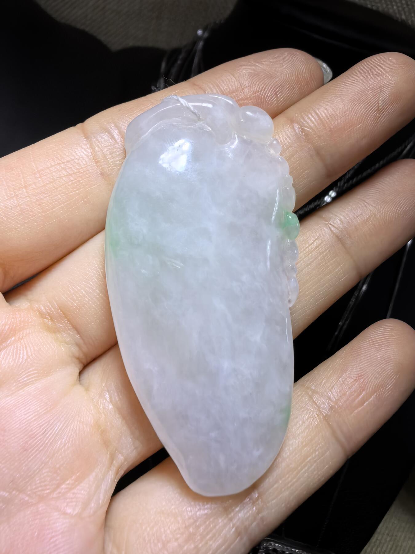 纯天然翡翠飘阳绿富瓜白底漂阳绿，水润十足，料大干净！尺寸:54mm*28mm*8mm微棉随着佩戴时间变化逐渐消失！实物实拍，所见即所得！