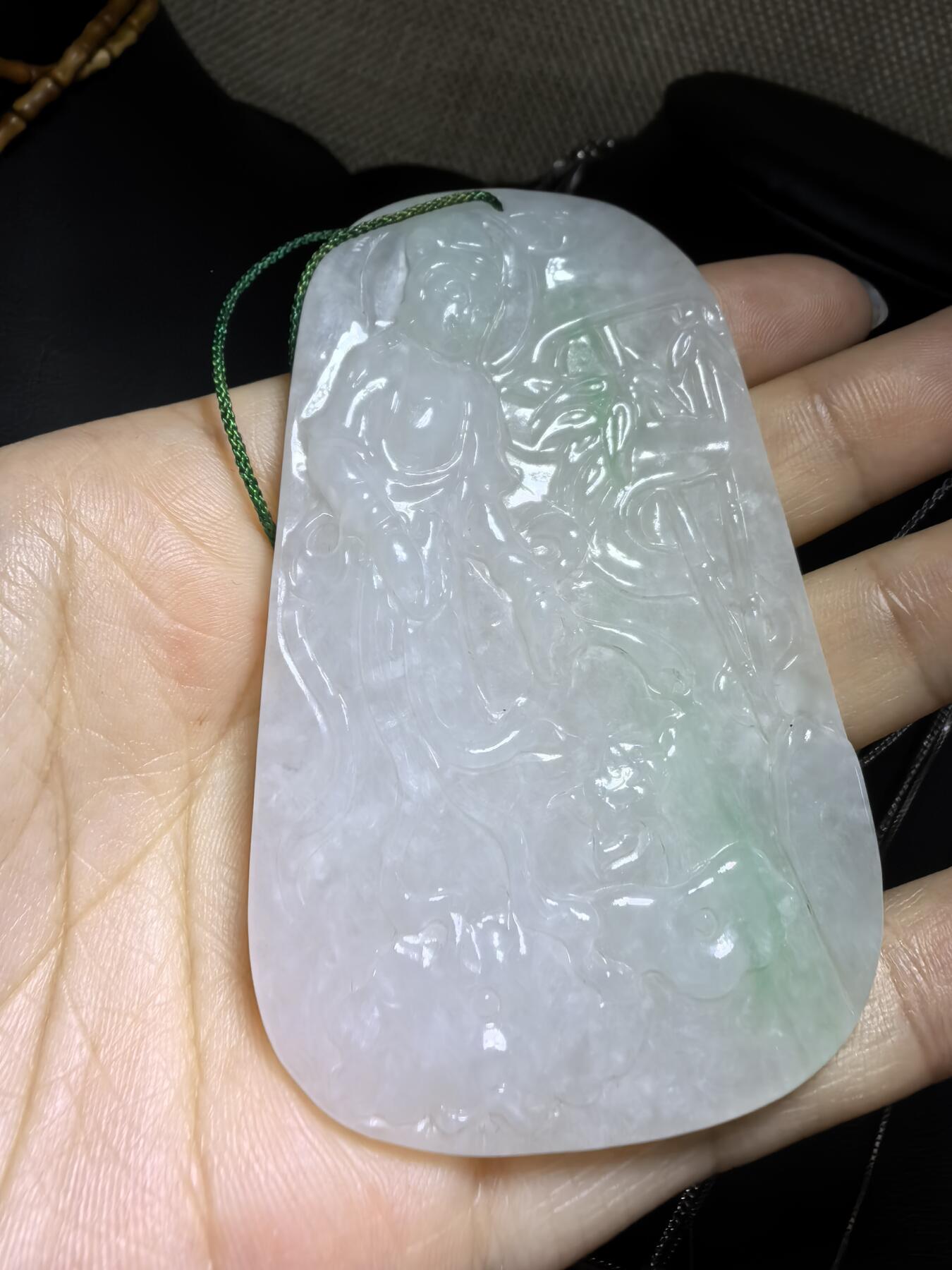纯天然A货翡翠飘绿观音牌男款吊坠挂件，老坑细糯种，干净清爽，无杂裂，微棉。佩戴霸气十足。尺寸:7.5cm*4.6cm*0.6cm。实物实拍，所见即所得！自带国检证书支持全国复检！