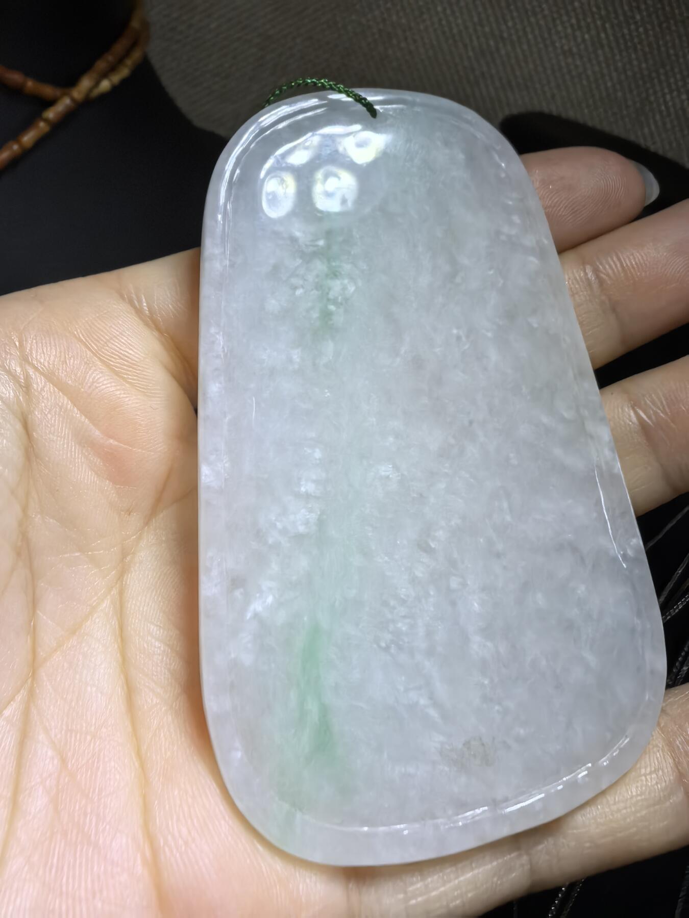纯天然A货翡翠飘绿观音牌男款吊坠挂件，老坑细糯种，干净清爽，无杂裂，微棉。佩戴霸气十足。尺寸:7.5cm*4.6cm*0.6cm。实物实拍，所见即所得！自带国检证书支持全国复检！
