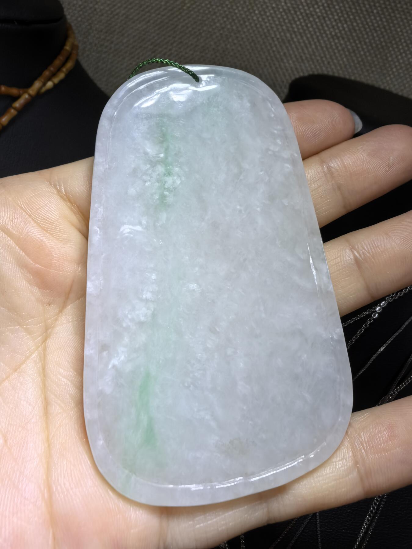 纯天然A货翡翠飘绿观音牌男款吊坠挂件，老坑细糯种，干净清爽，无杂裂，微棉。佩戴霸气十足。尺寸:7.5cm*4.6cm*0.6cm。实物实拍，所见即所得！自带国检证书支持全国复检！